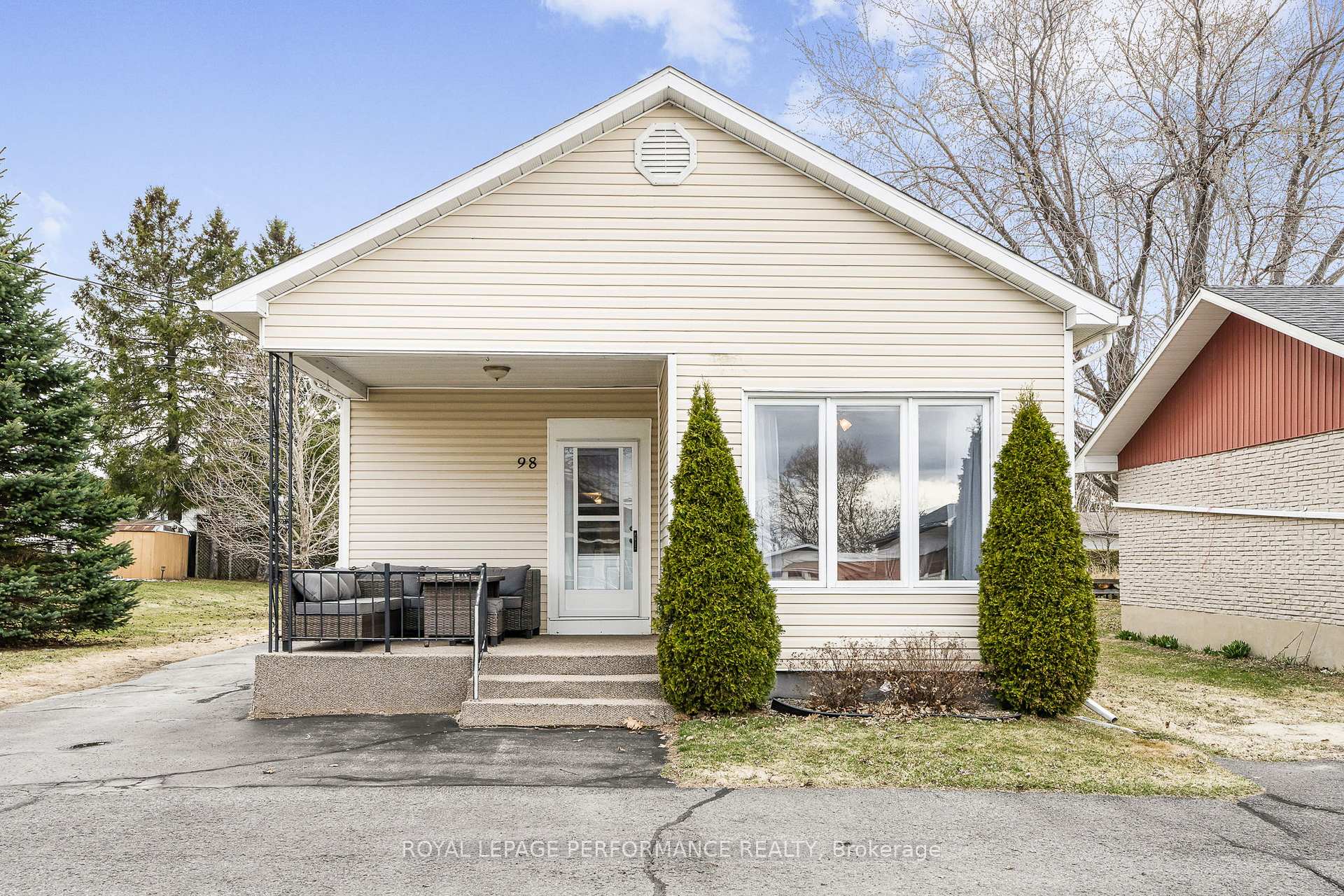 Photo 2 of 98 Stanley Avenue, Champlain, Vankleek Hill — HOMEH