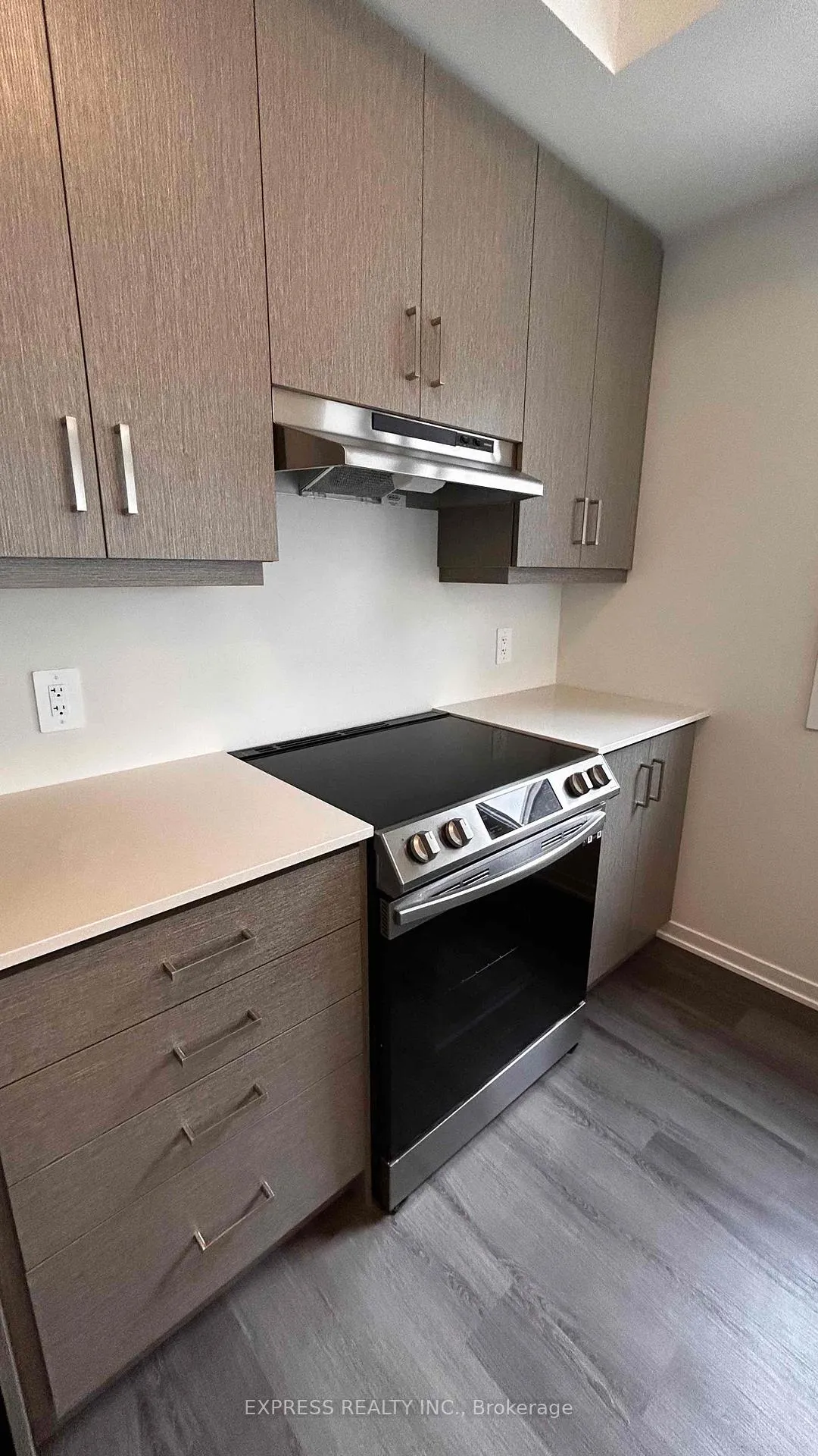 Photo 2 of Unit TH35, 21 Honeycrisp Crescent, Vaughan, Vaughan Corporate Centre — HOMEH