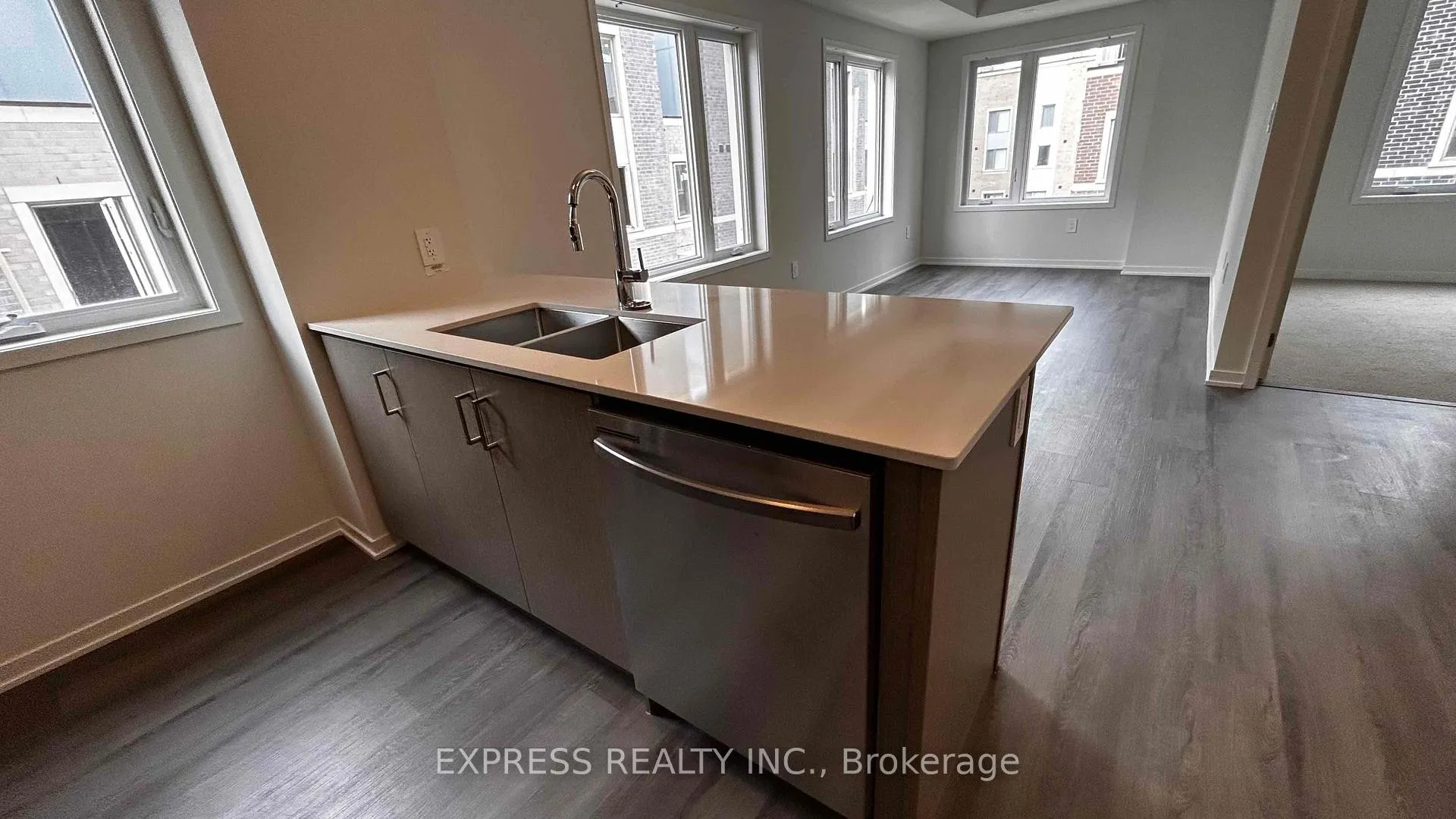 Photo 3 of Unit TH35, 21 Honeycrisp Crescent, Vaughan, Vaughan Corporate Centre — HOMEH