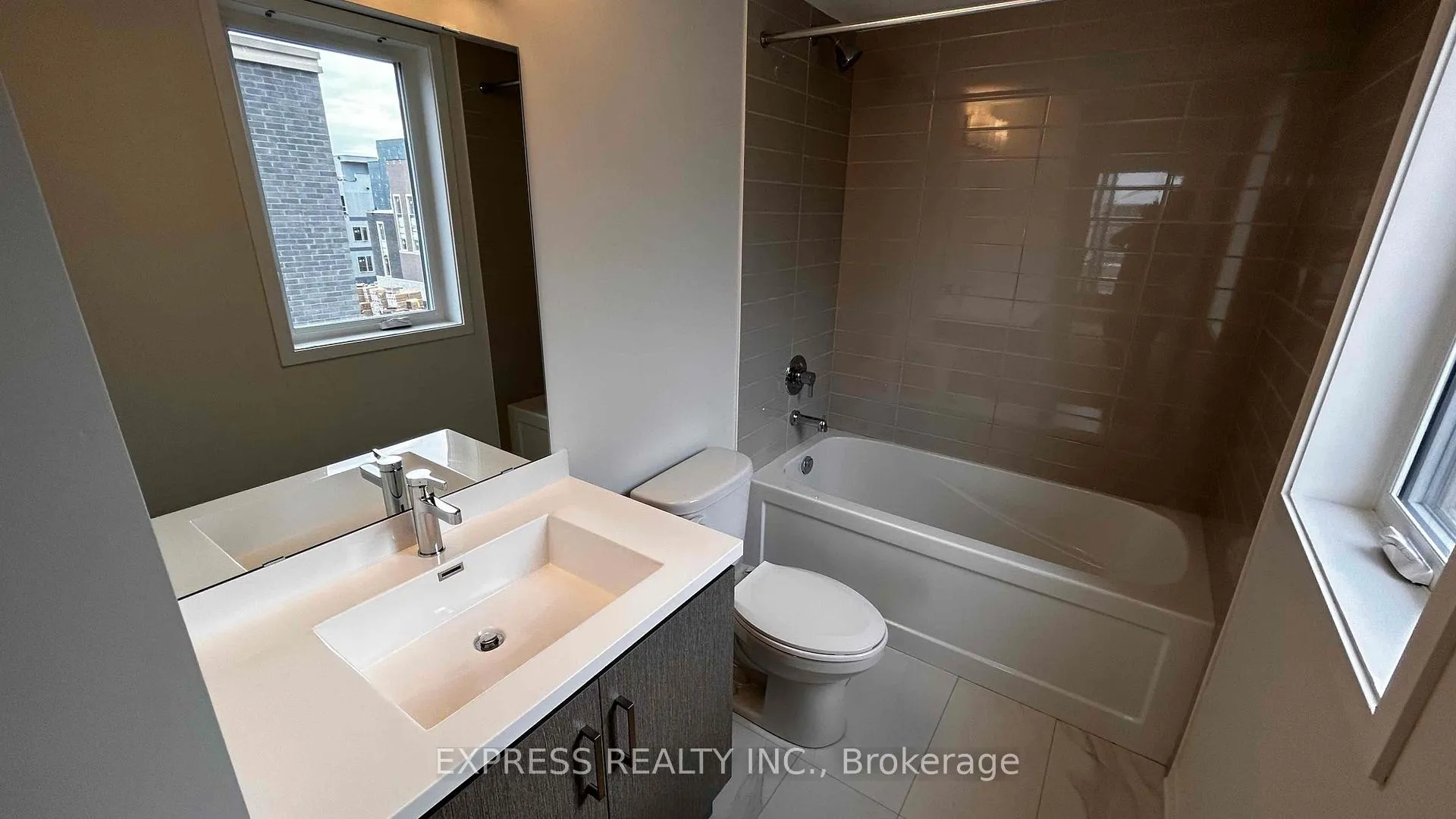 Photo 7 of Unit TH35, 21 Honeycrisp Crescent, Vaughan, Vaughan Corporate Centre — HOMEH