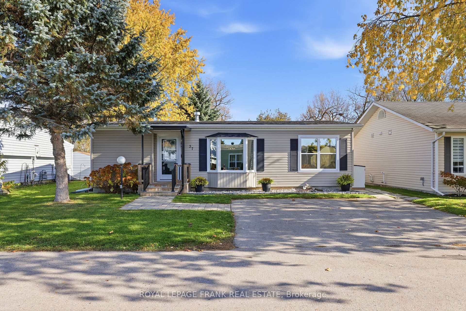 Photo 2 of 37 Fairway Drive, Clarington, Newcastle — HOMEH