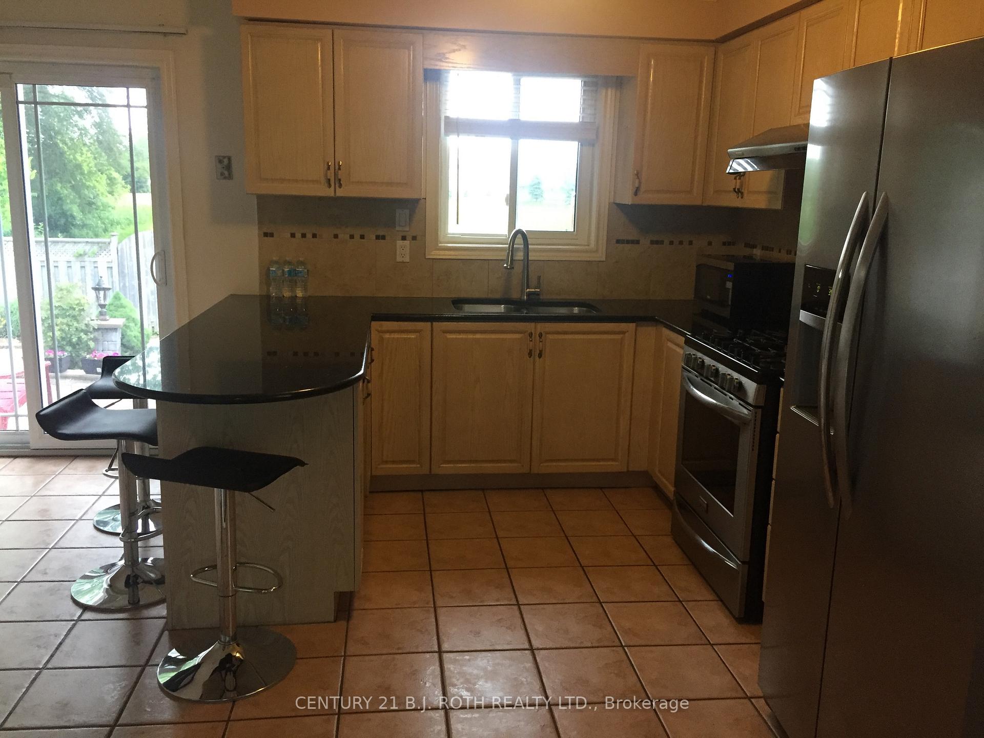 Photo 5 of Unit Upper, 22 Mapleton Avenue, Barrie, Holly — HOMEH