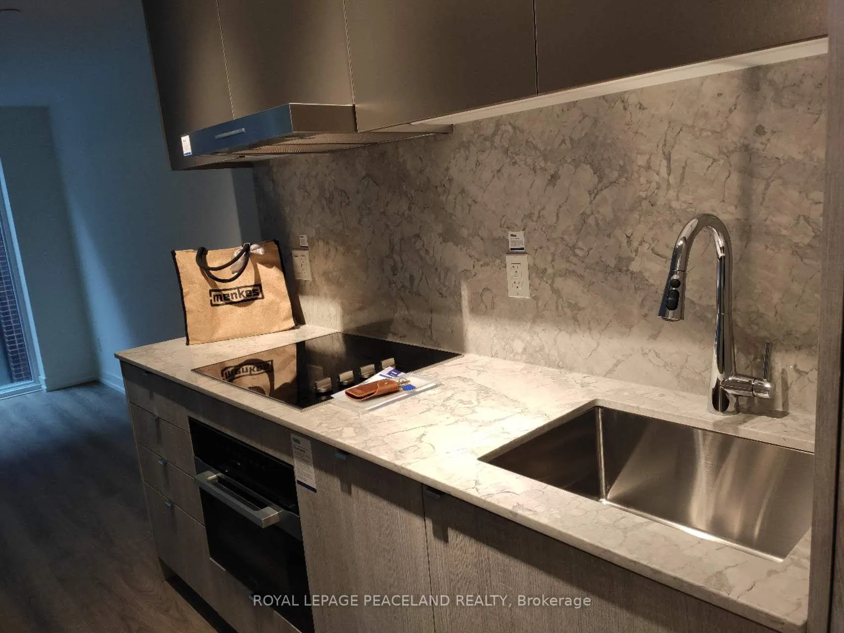 Photo 4 of Unit 810, 771 Yonge Street, Toronto, The Annex — HOMEH