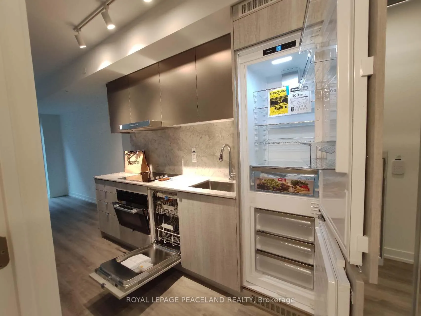 Photo 5 of Unit 810, 771 Yonge Street, Toronto, The Annex — HOMEH
