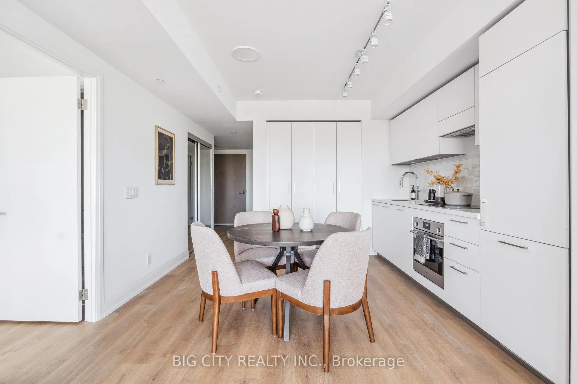 Photo 4 of Unit 1009, 36 Brentcliffe Road, Toronto, Thorncliffe Park — HOMEH
