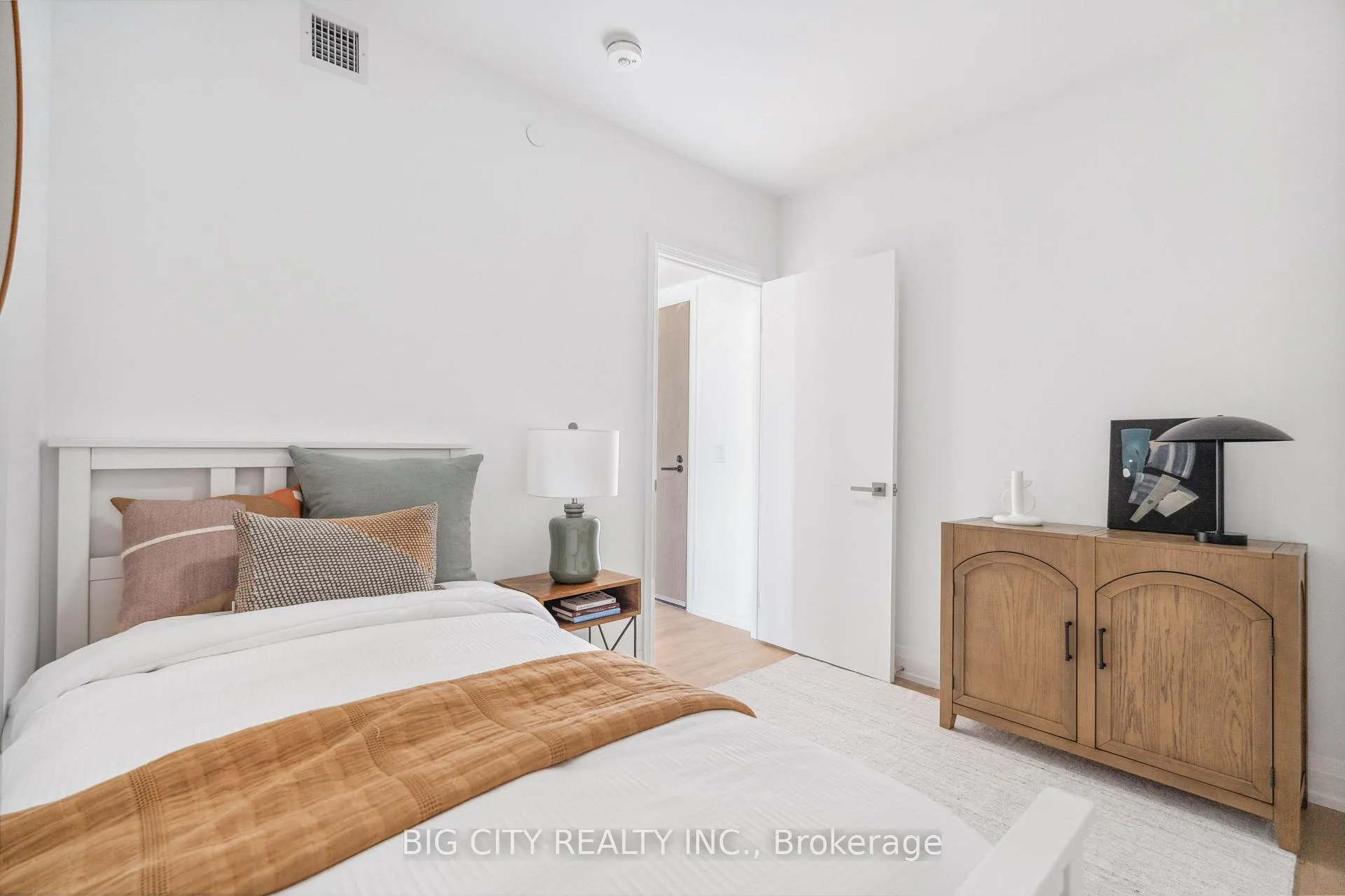 Photo 13 of Unit 1009, 36 Brentcliffe Road, Toronto, Thorncliffe Park — HOMEH
