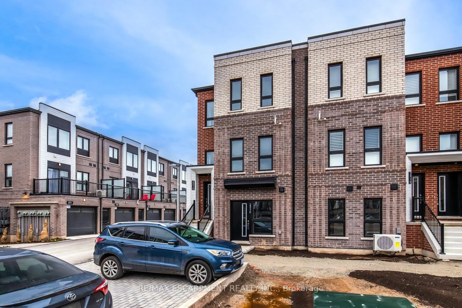 Photo 2 of Unit 22, 70 Kenesky Drive, Hamilton, Waterdown — HOMEH