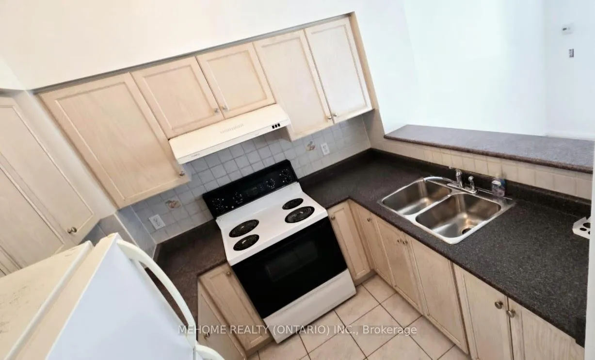 Photo 3 of Unit 2, 1 Alpen Way, Markham, Unionville — HOMEH