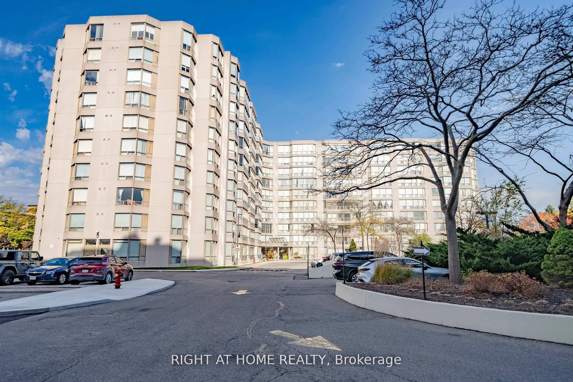 Front of Unit 806, 309 Major Mackenzie Drive E