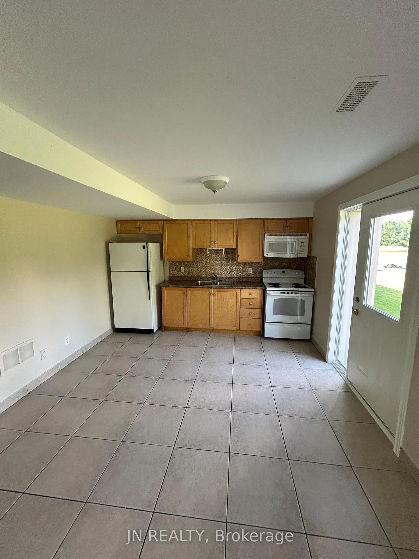 Photo 3 of Unit B, 12389 Old Kennedy Road, Caledon, Rural Caledon — HOMEH