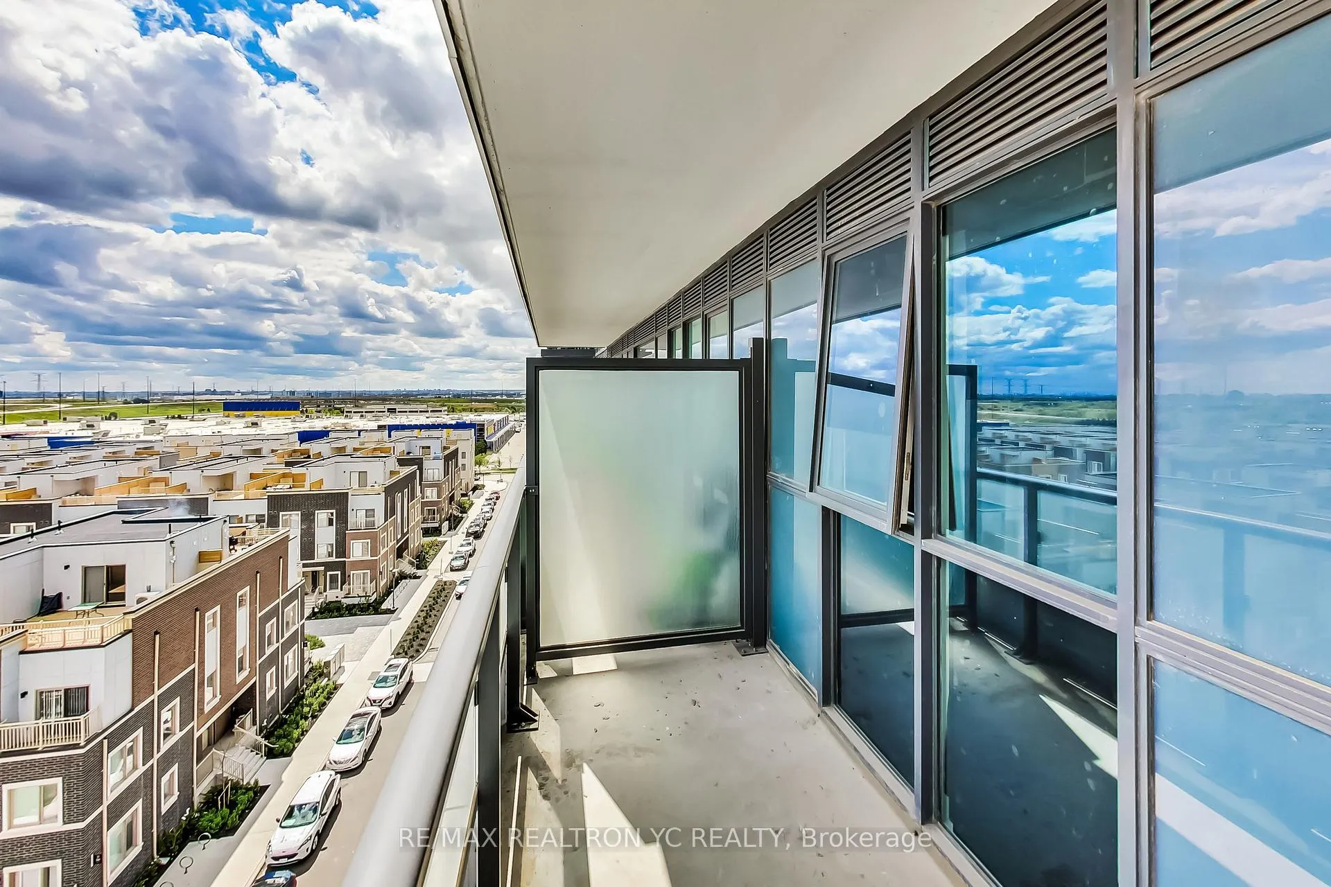 Photo 15 of Unit 711, 38 Honeycrisp Crescent, Vaughan, Vaughan Corporate Centre — HOMEH