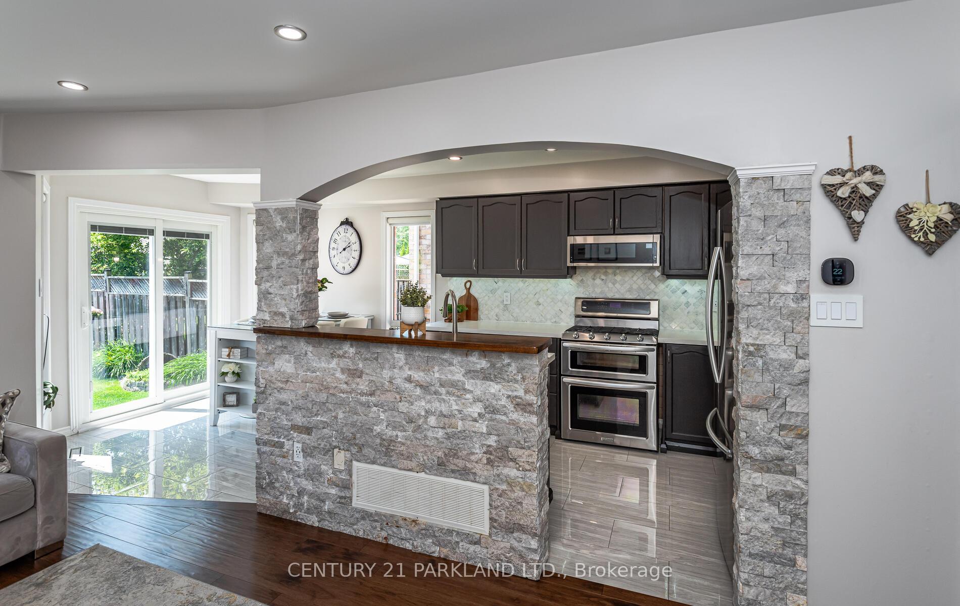 Photo 3 of 100 Humbershed Crescent, Caledon, Bolton West — HOMEH