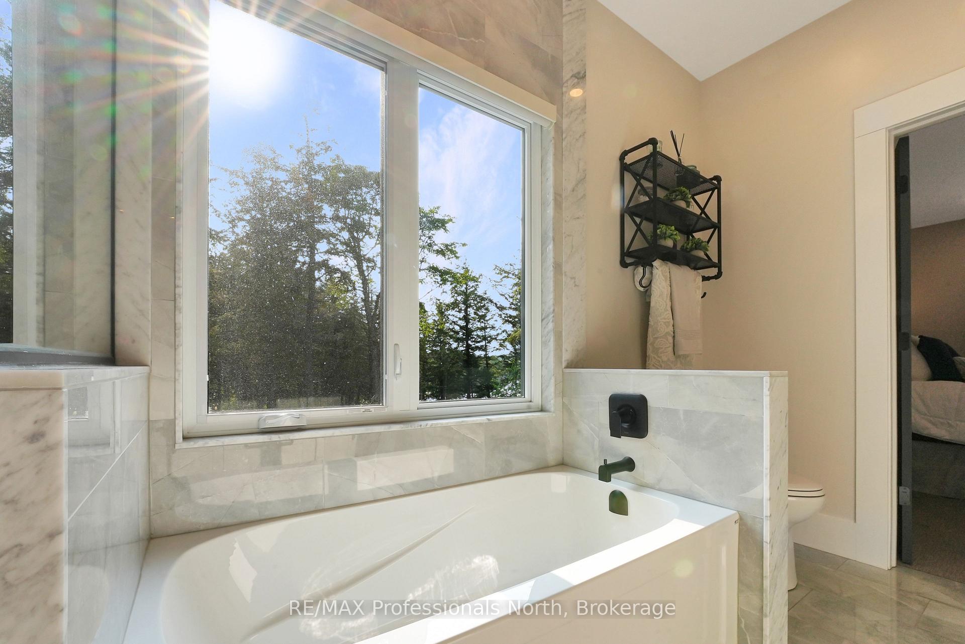 Photo 21 of 1034 Lone Wolf Crescent, Minden Hills, Lutterworth — HOMEH