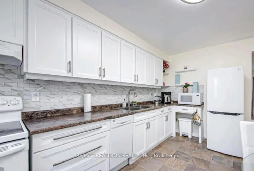 Photo 3 of Unit 3, 2 North Street, Barrie, Wellington — HOMEH