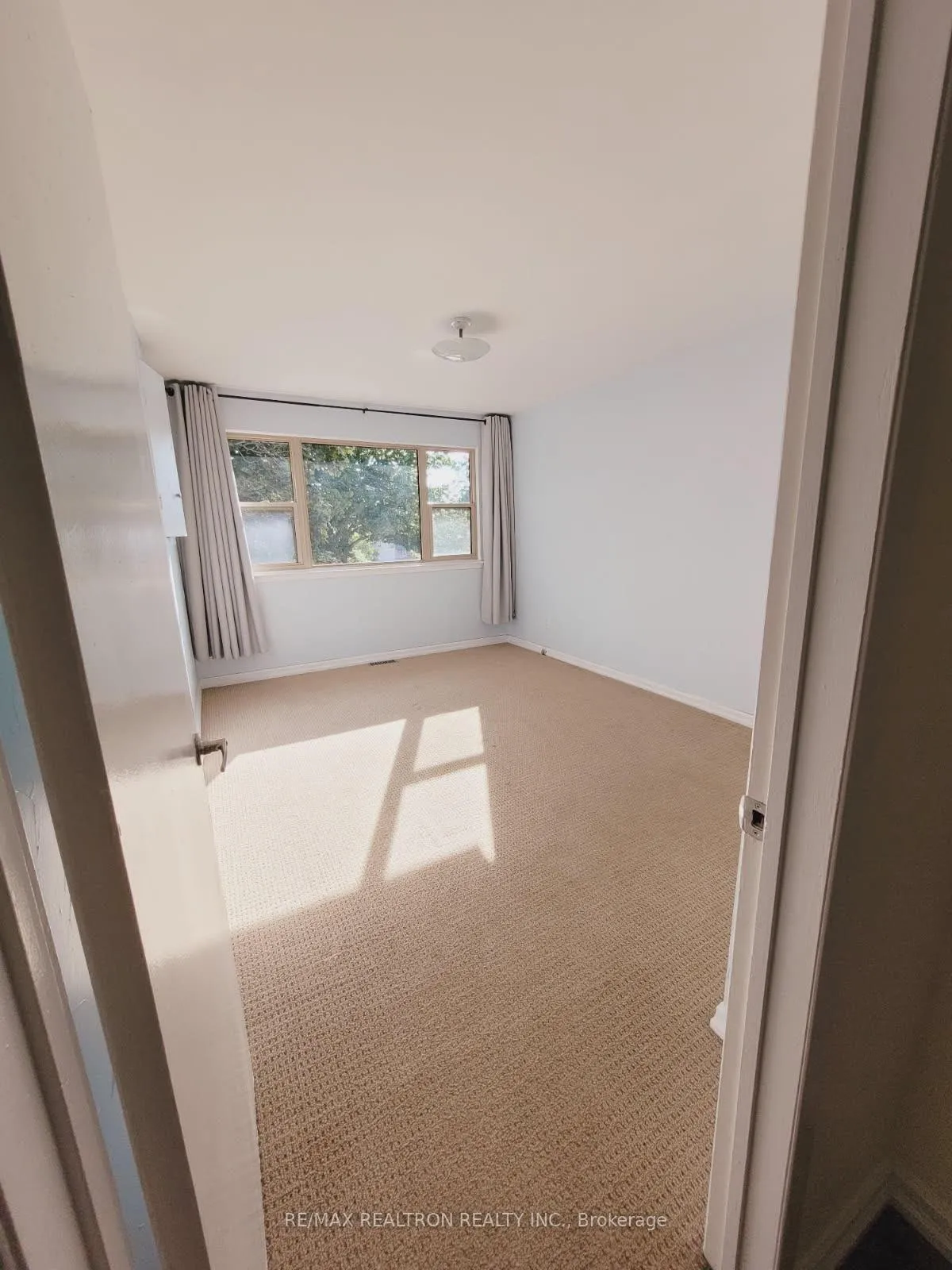 Photo 5 of Unit 3, 2 North Street, Barrie, Wellington — HOMEH