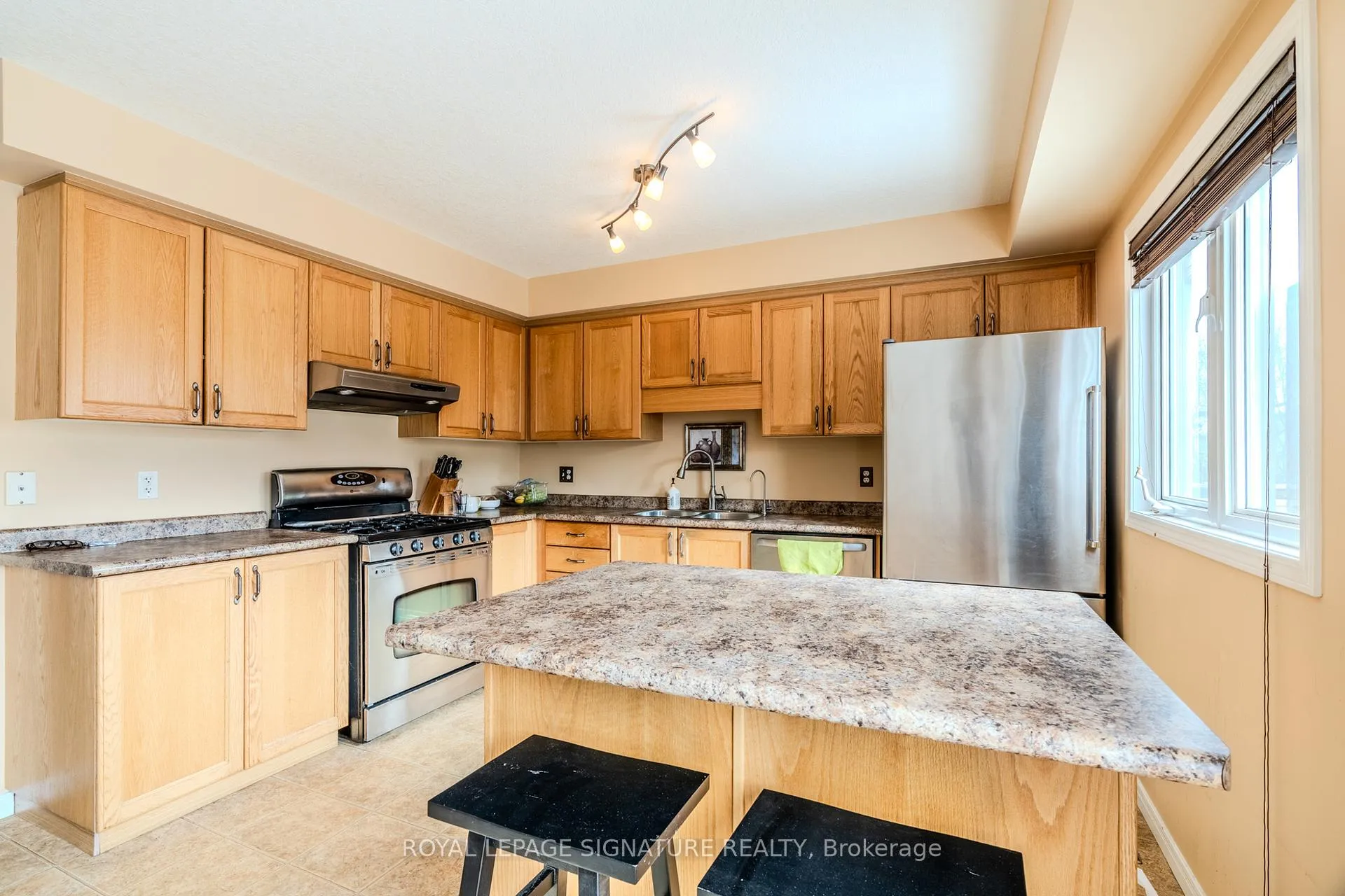 Photo 11 of Unit D95, 175 David Bergey Drive, Kitchener — HOMEH