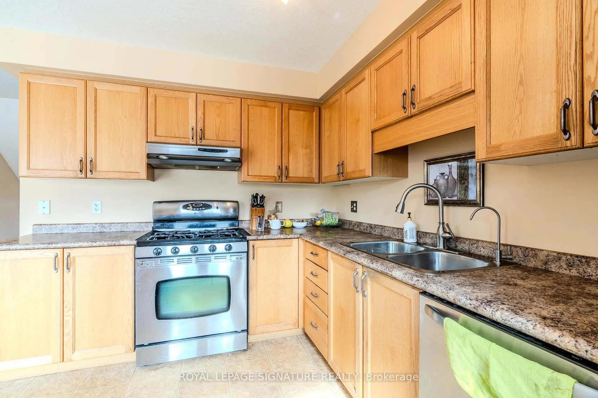 Photo 18 of Unit D95, 175 David Bergey Drive, Kitchener — HOMEH