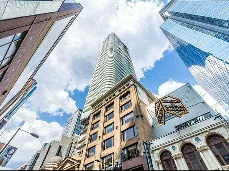 Front of Unit 5408, 197 Yonge Street