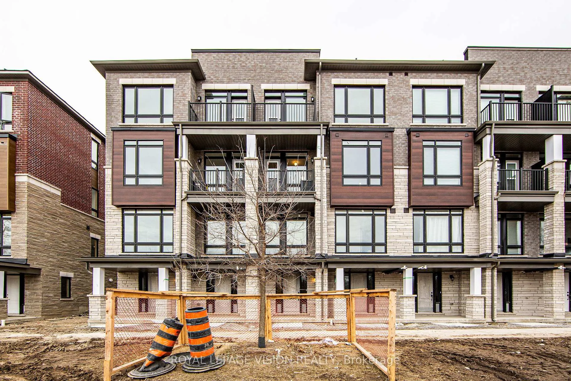 Photo 3 of 426 Salem Road S, Ajax, South East — HOMEH
