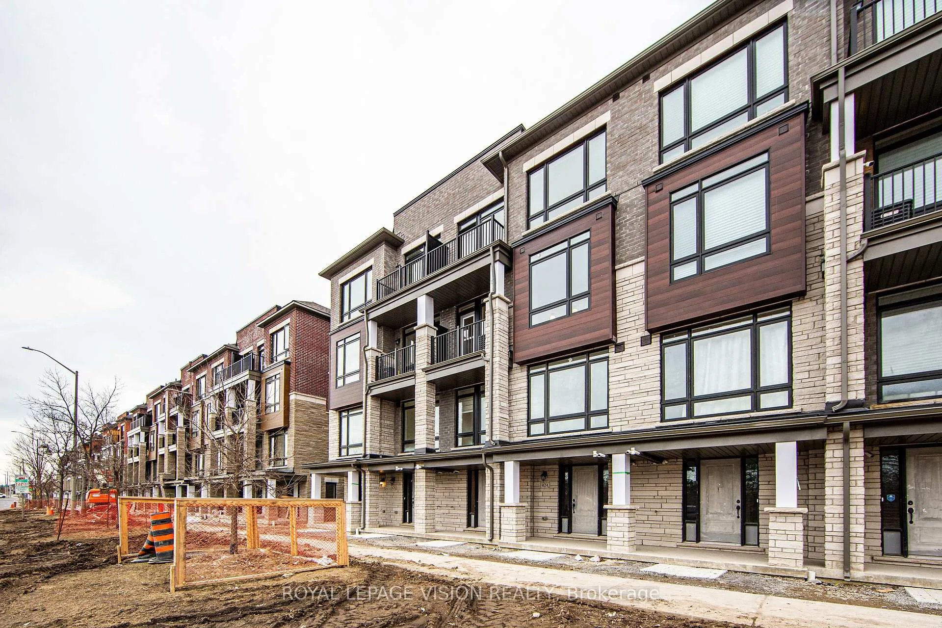 Photo 4 of 426 Salem Road S, Ajax, South East — HOMEH