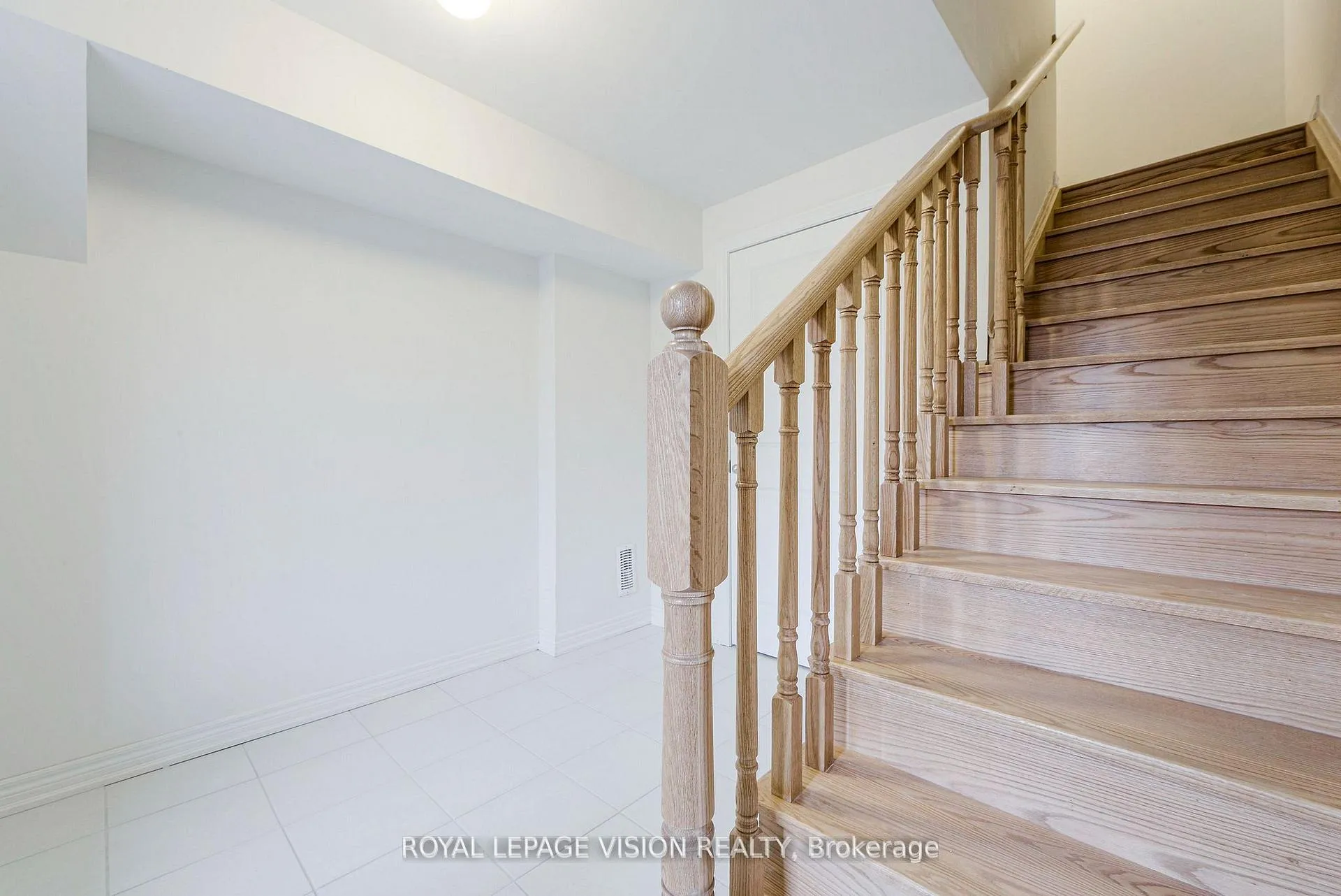 Photo 23 of 426 Salem Road S, Ajax, South East — HOMEH