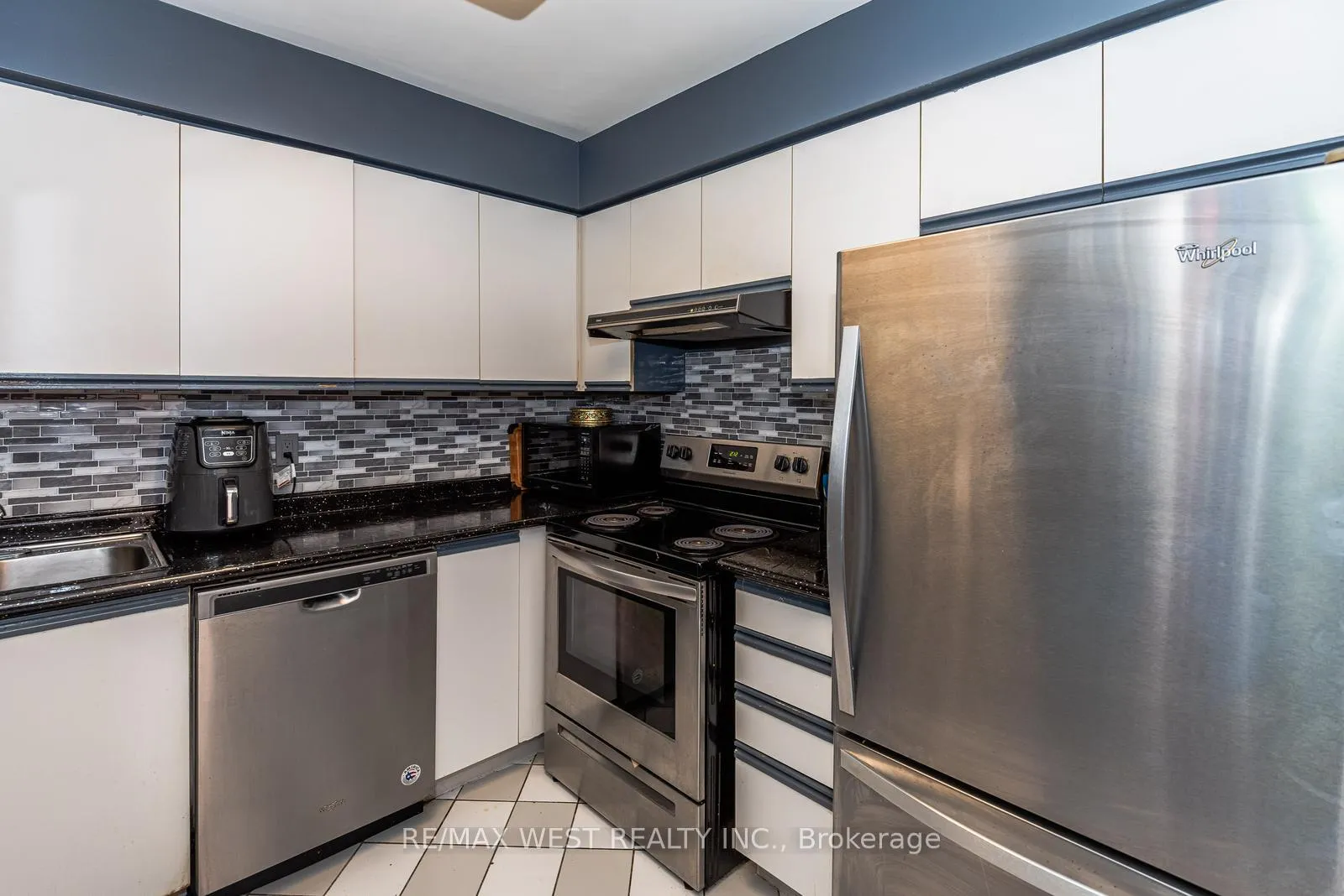 Photo 9 of Unit 311, 81 Townsgate Drive, Vaughan, Crestwood-Springfarm-Yorkhill — HOMEH