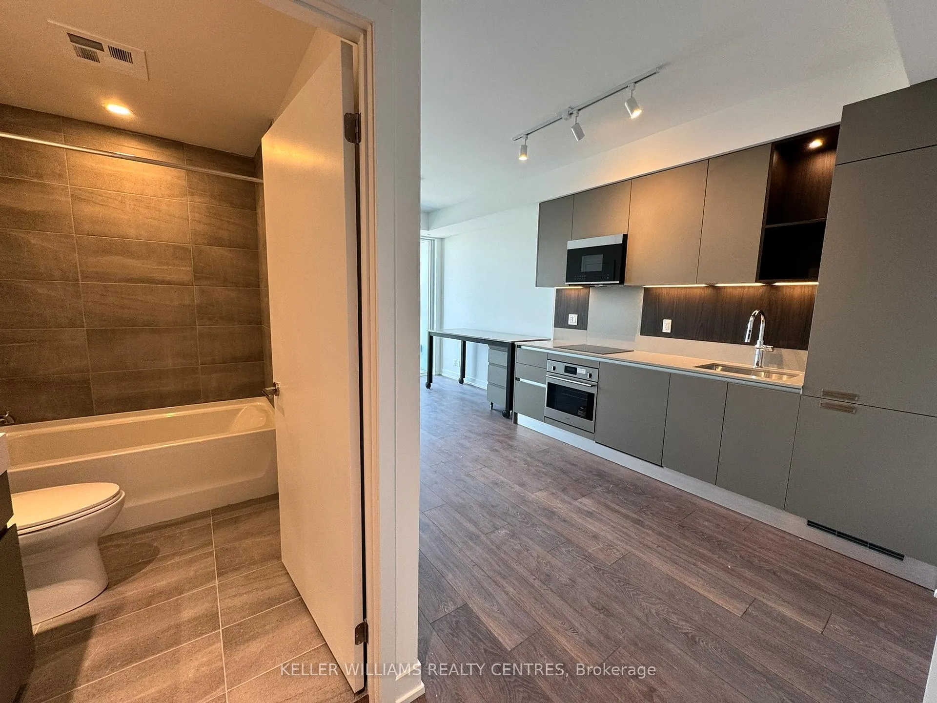 Photo 3 of Unit 1504, 39 Mary Street, Barrie, City Centre — HOMEH