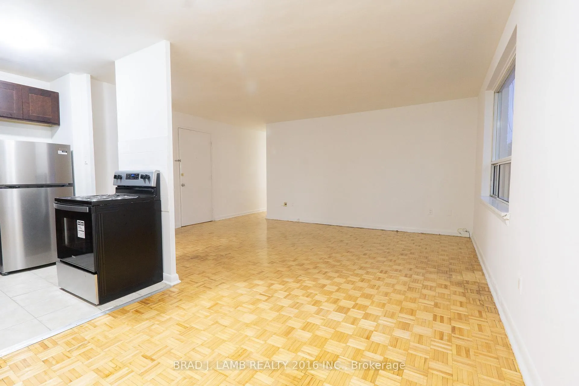 Photo 5 of Unit 305, 4 Hill Heights, Etobicoke, Stonegate-Queensway — HOMEH