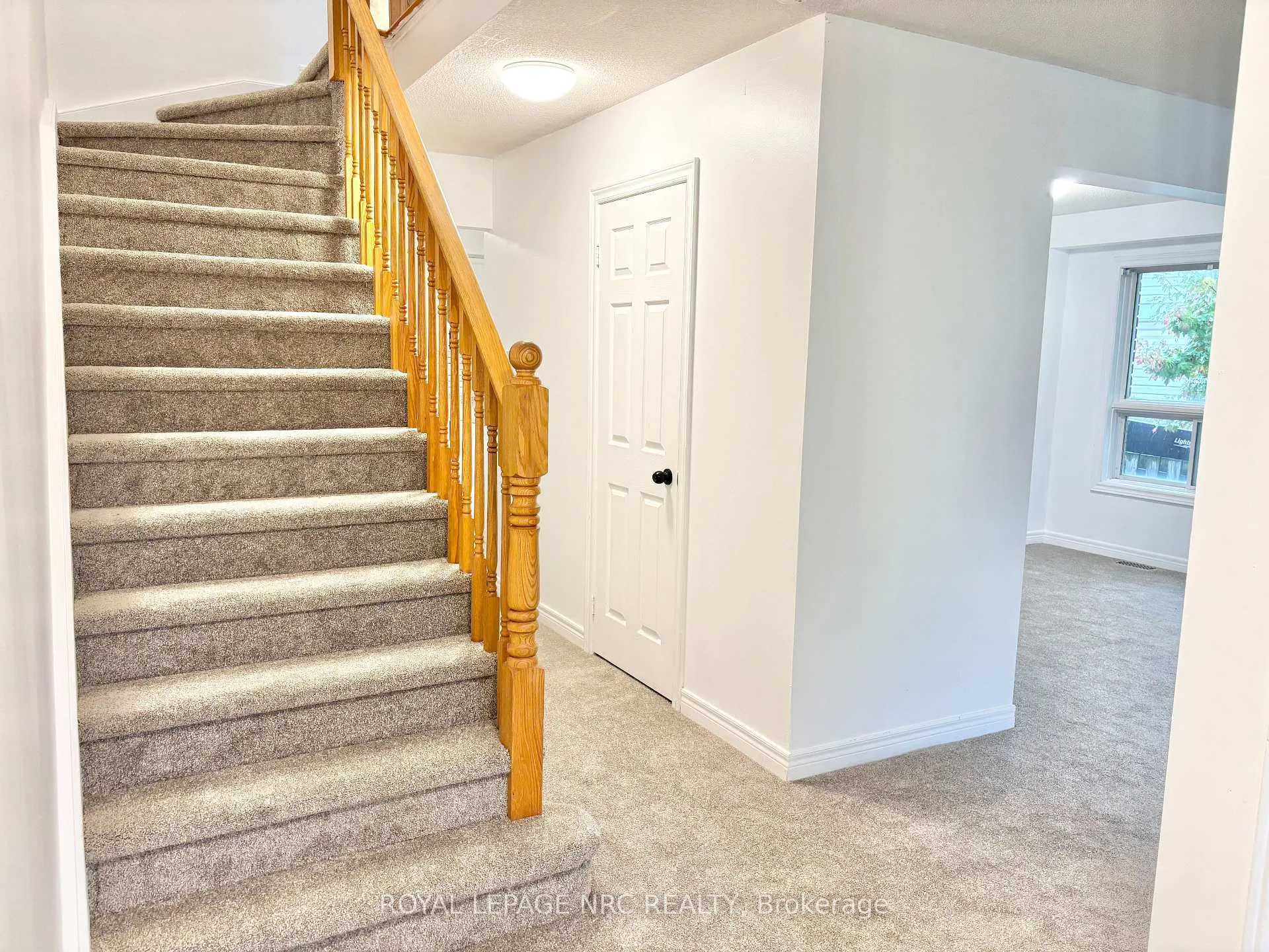 Photo 1 of Unit D, 297 Main Street, Grimsby, Grimsby East — HOMEH