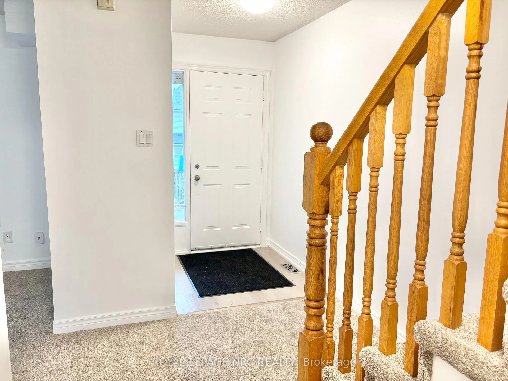 Photo 3 of Unit D, 297 Main Street, Grimsby, Grimsby East — HOMEH