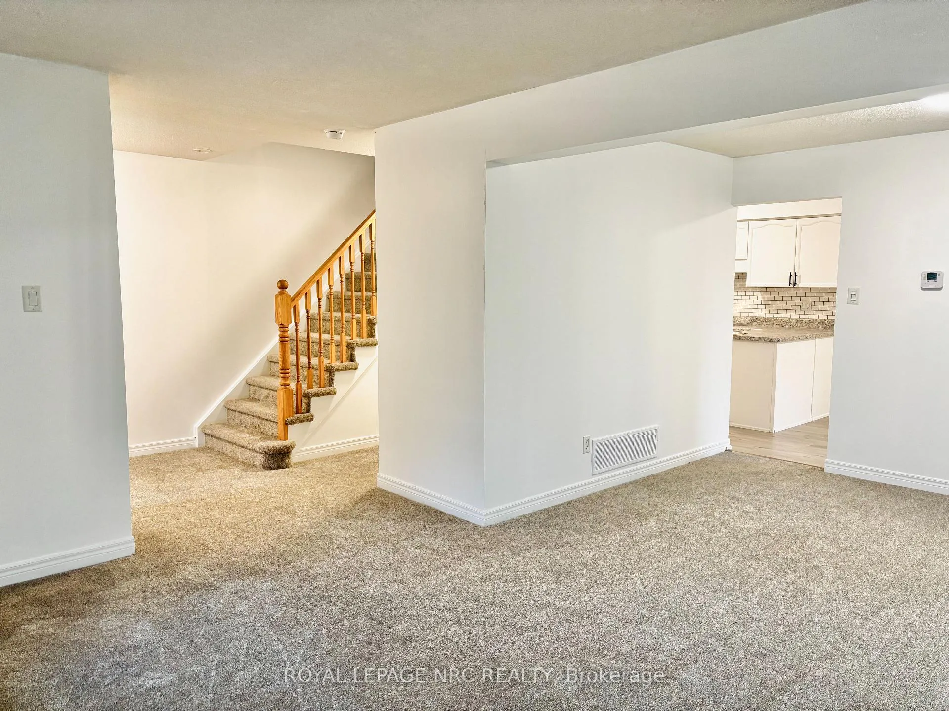 Photo 4 of Unit D, 297 Main Street, Grimsby, Grimsby East — HOMEH
