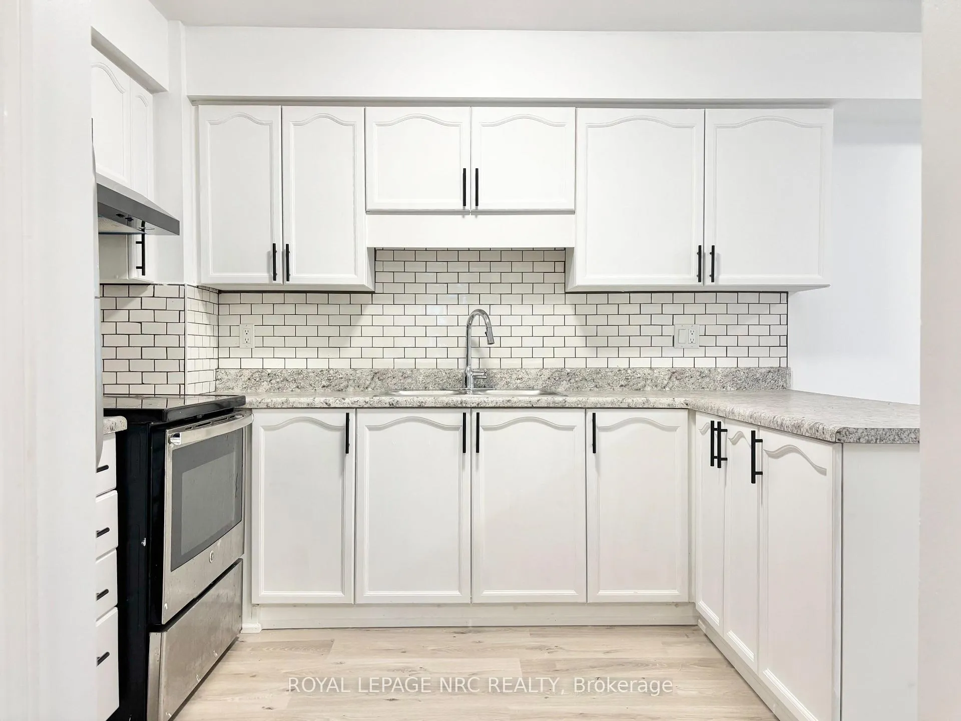 Photo 6 of Unit D, 297 Main Street, Grimsby, Grimsby East — HOMEH