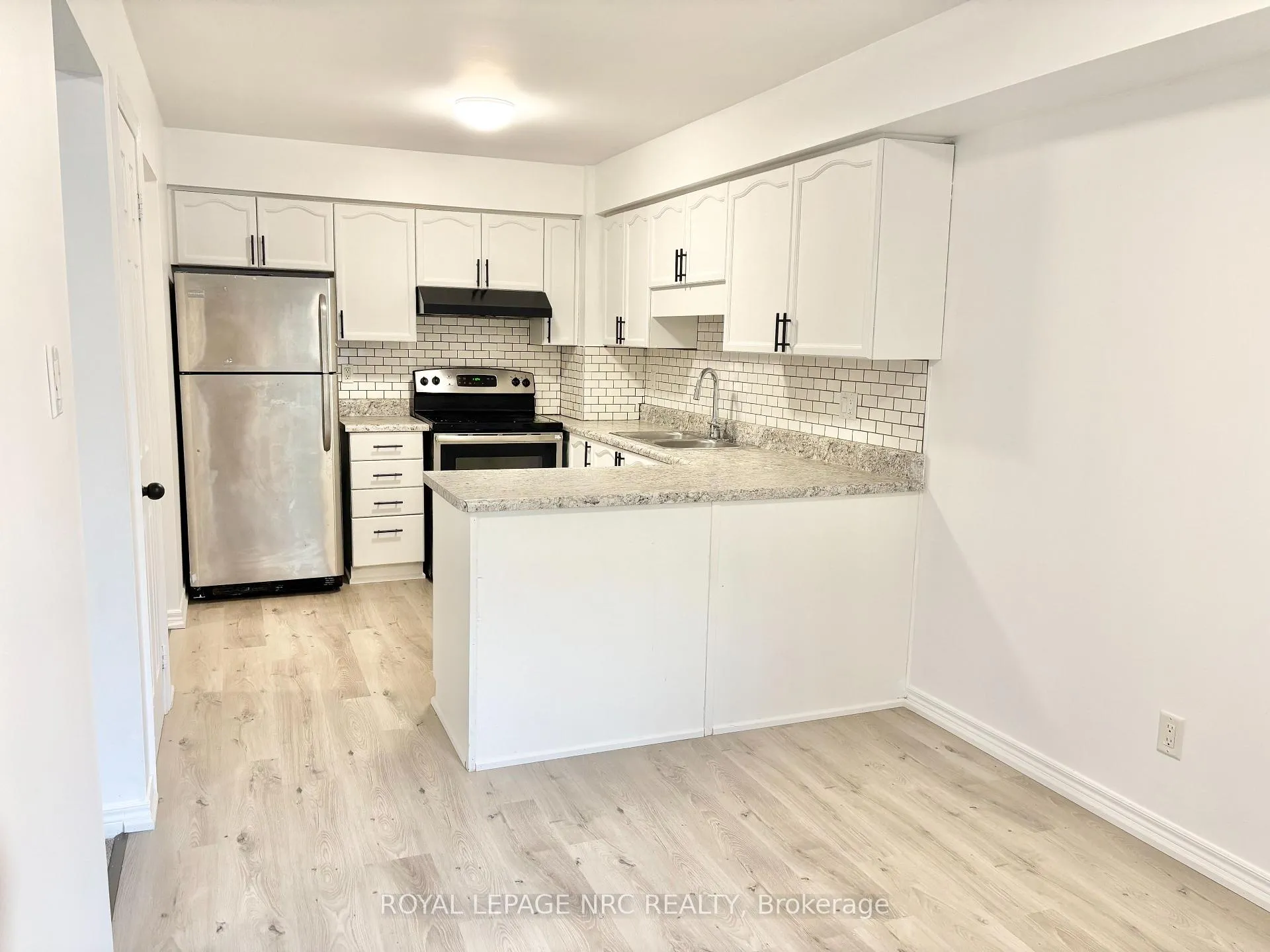 Photo 7 of Unit D, 297 Main Street, Grimsby, Grimsby East — HOMEH