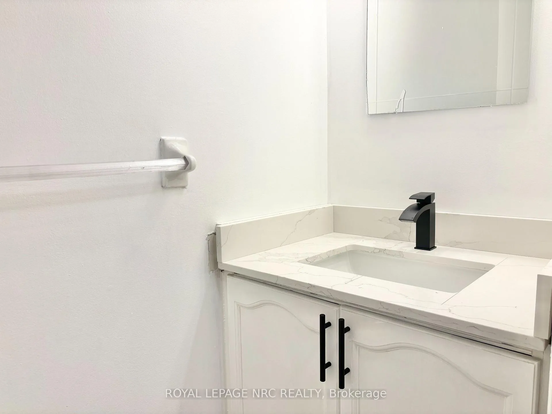 Photo 10 of Unit D, 297 Main Street, Grimsby, Grimsby East — HOMEH