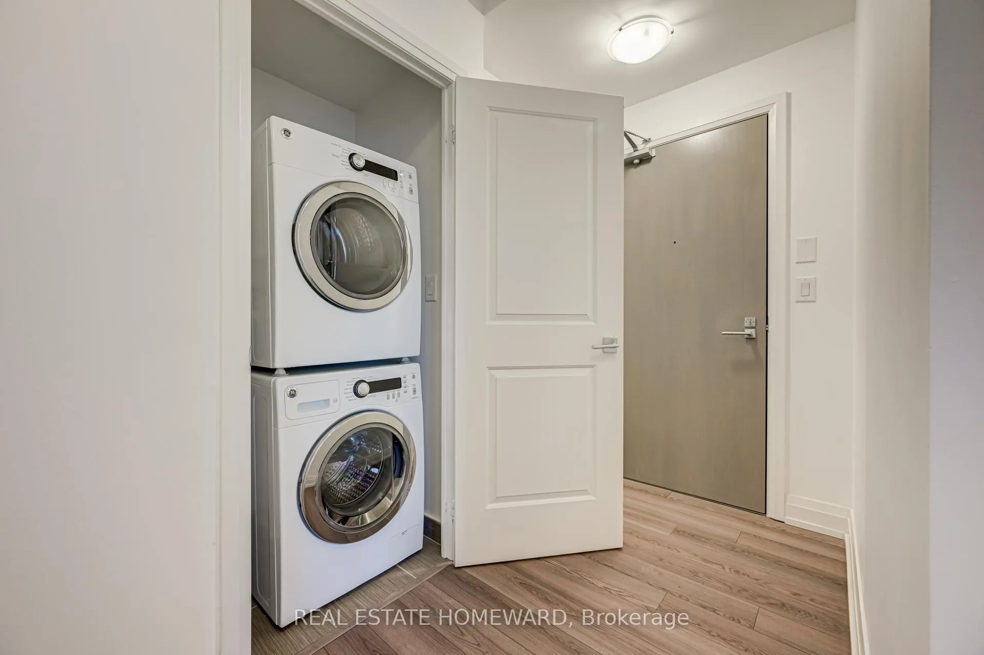 Photo 8 of Unit 402, 7165 Yonge Street, Markham, Thornhill — HOMEH