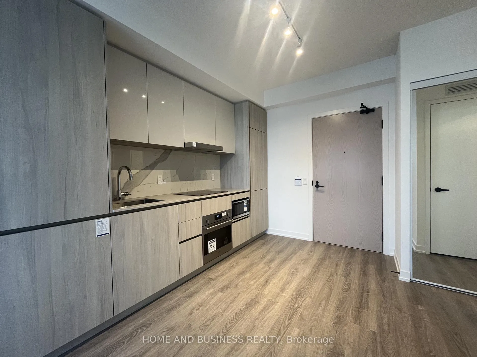 Photo 13 of Unit 703, 8 Interchange Way, Vaughan, Vaughan Corporate Centre — HOMEH