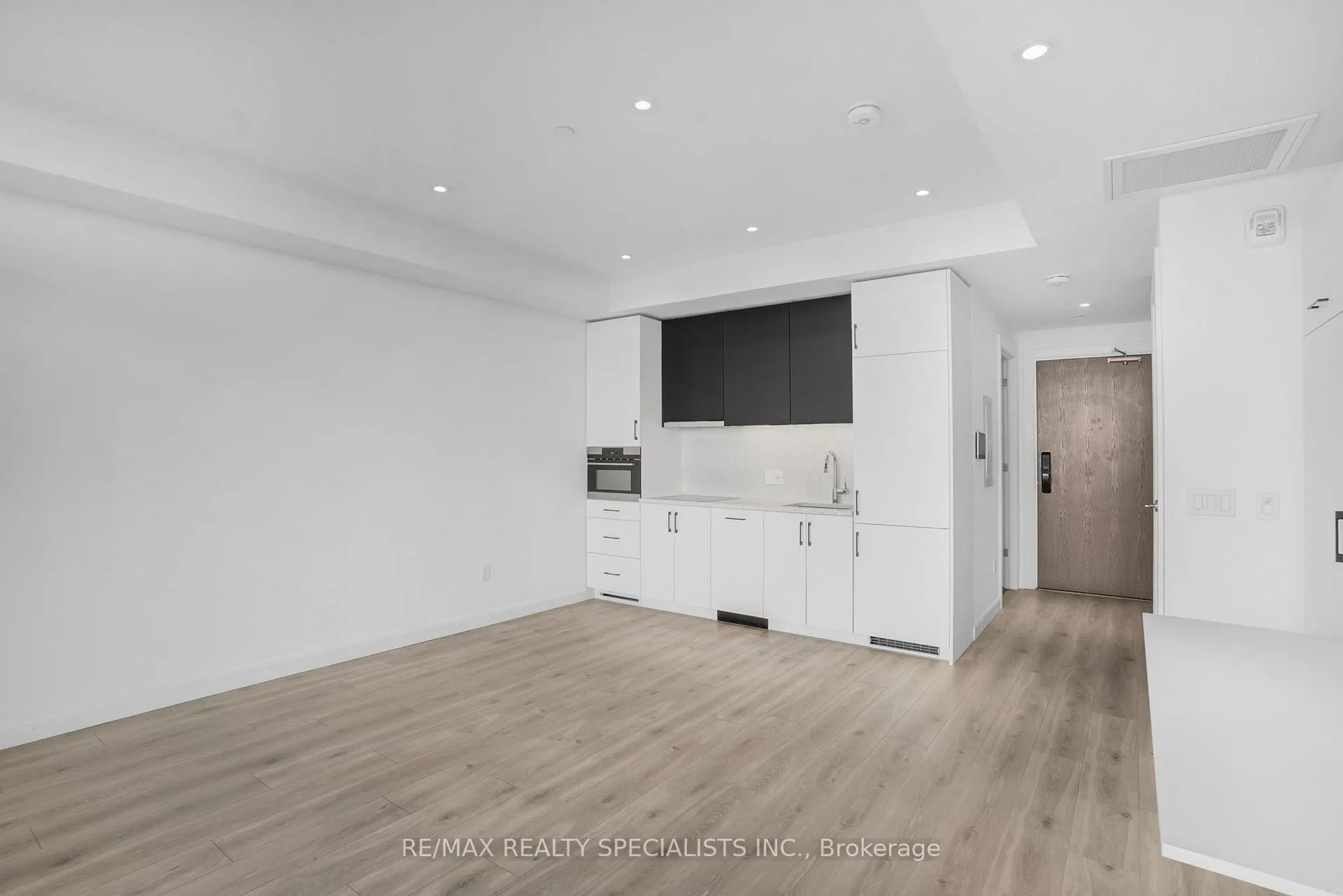 Photo 6 of Unit 1611, 741 King Street W, Kitchener — HOMEH
