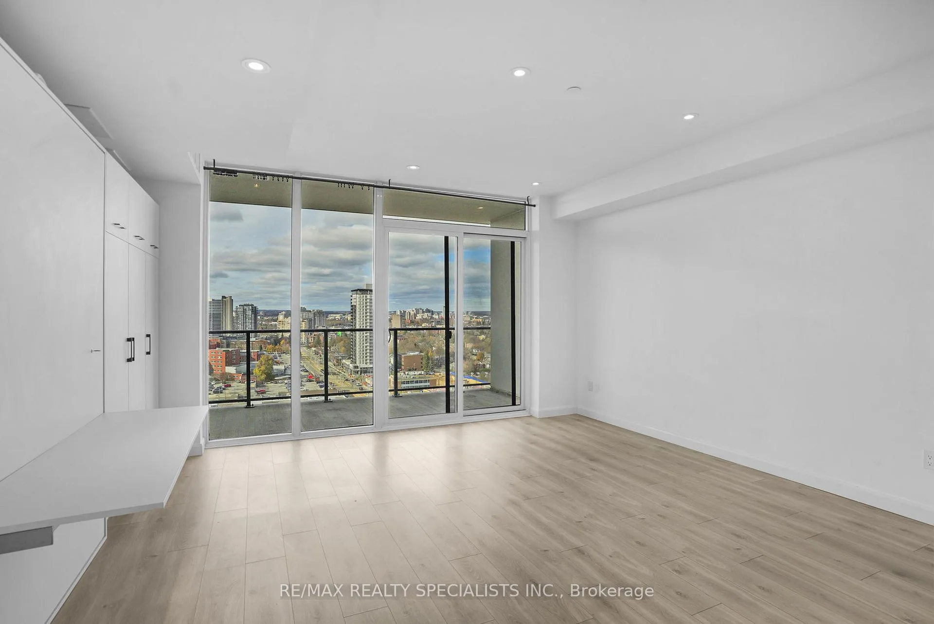 Photo 12 of Unit 1611, 741 King Street W, Kitchener — HOMEH