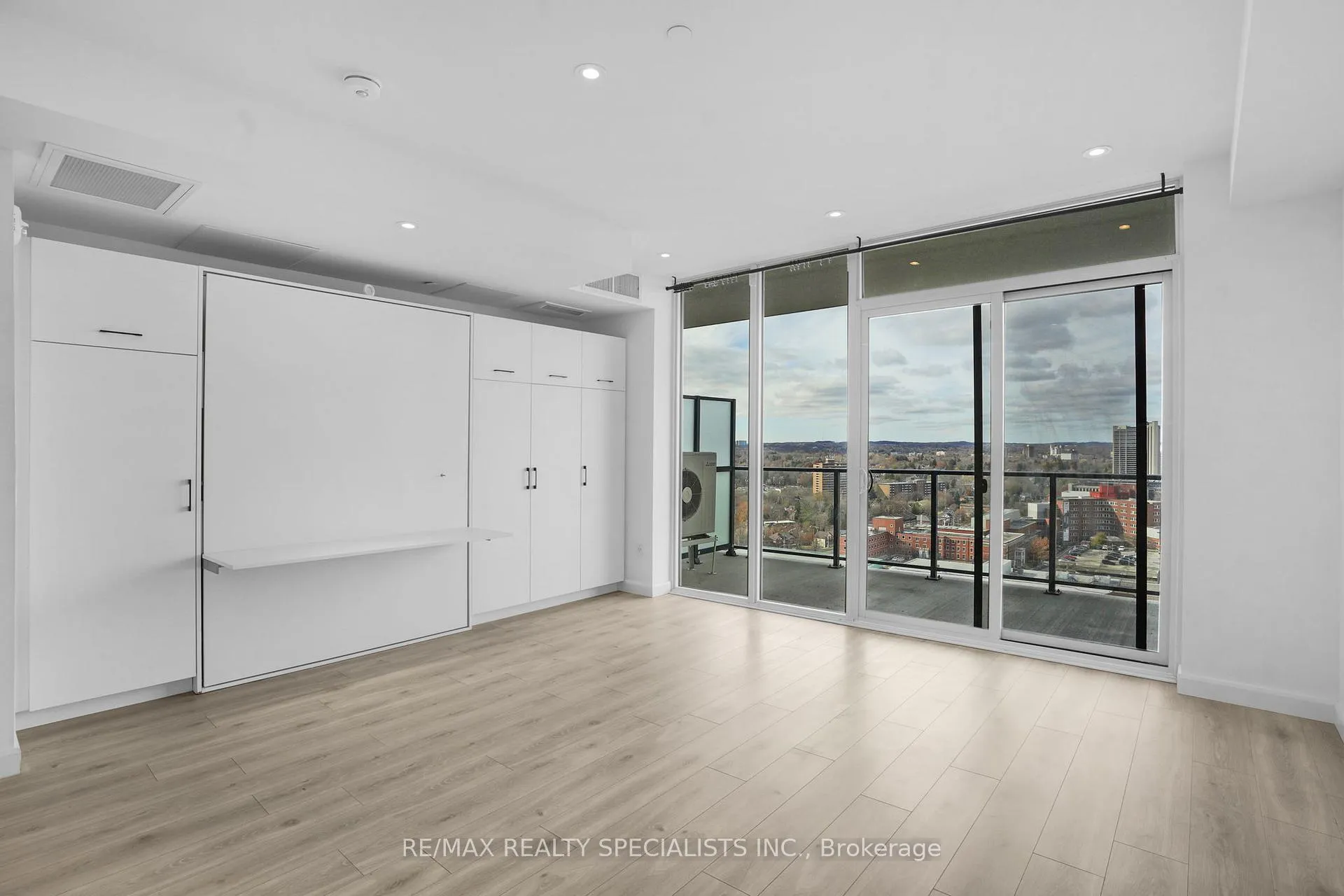 Photo 13 of Unit 1611, 741 King Street W, Kitchener — HOMEH
