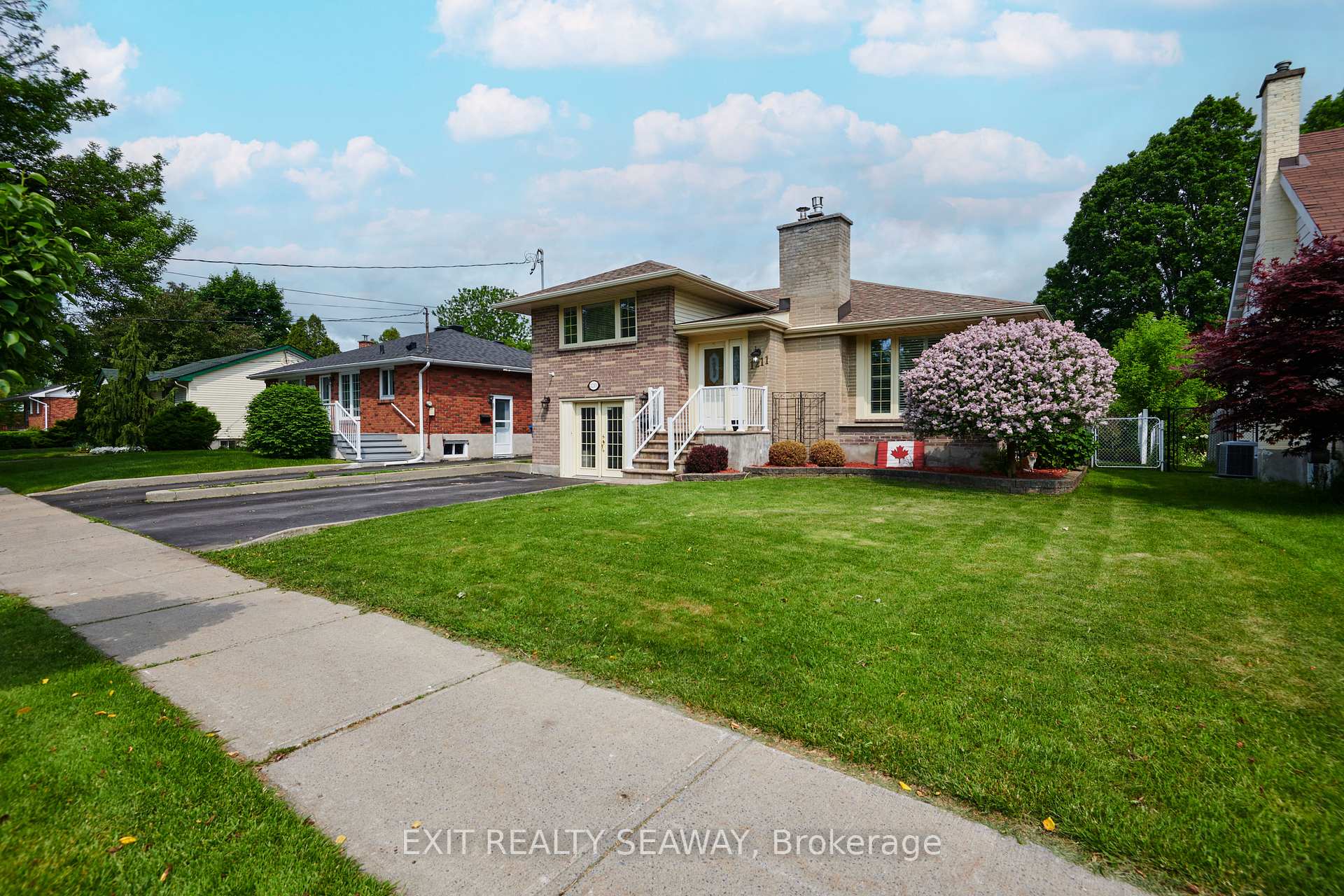 Photo 2 of 1211 Leonard Avenue, Cornwall — HOMEH