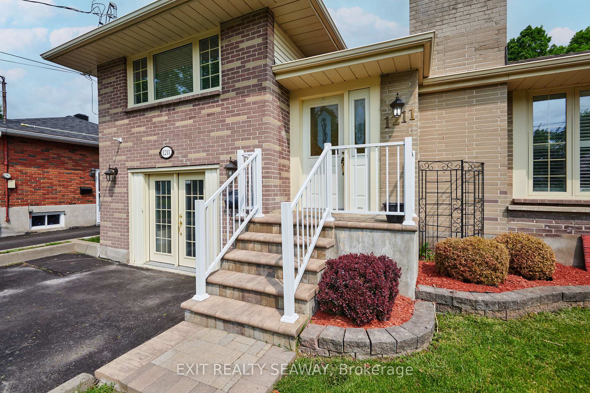 Photo 3 of 1211 Leonard Avenue, Cornwall — HOMEH