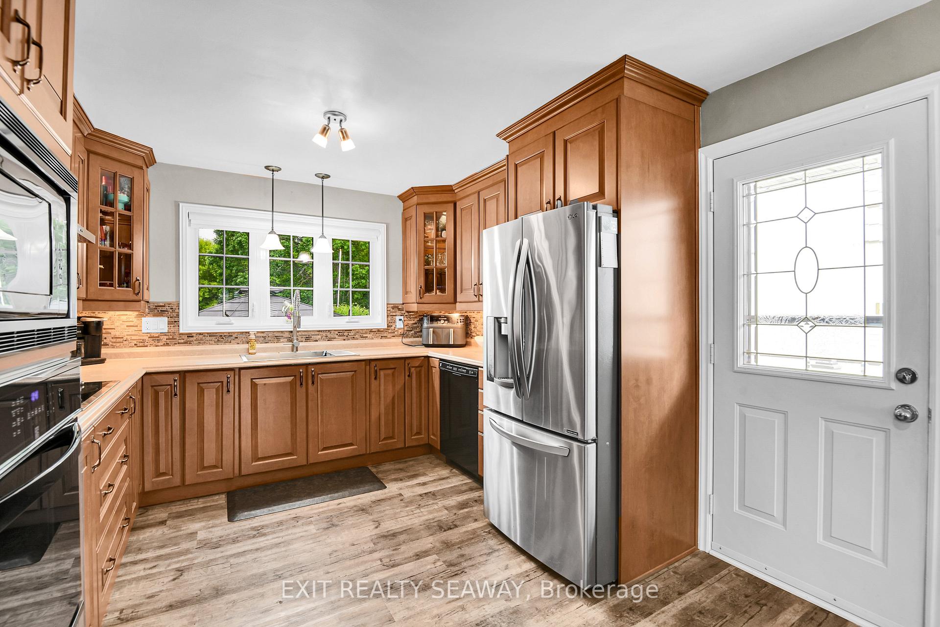 Photo 11 of 1211 Leonard Avenue, Cornwall — HOMEH