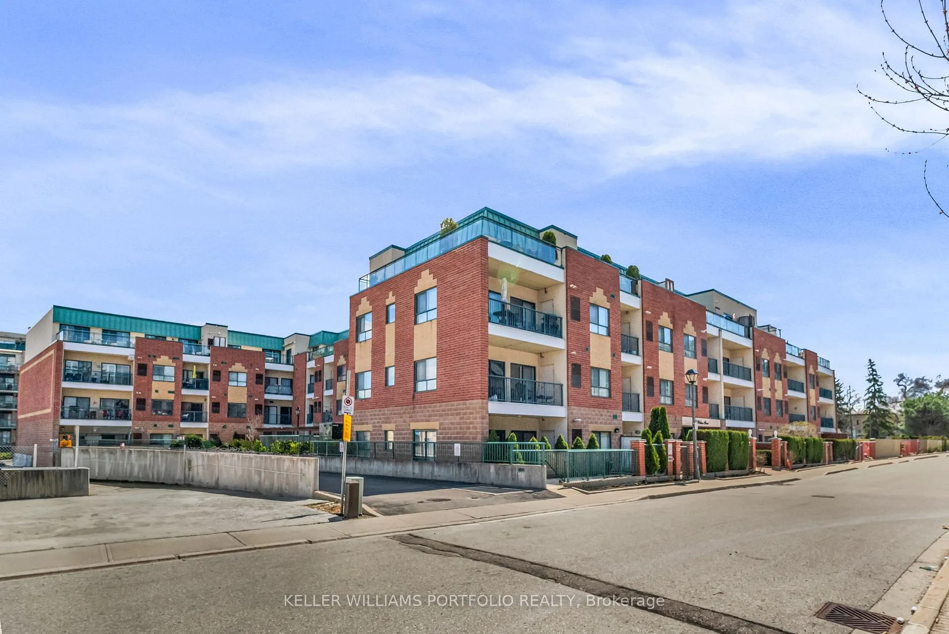 Photo 2 of Unit 222, 33 Wallace Street W, Vaughan, West Woodbridge — HOMEH
