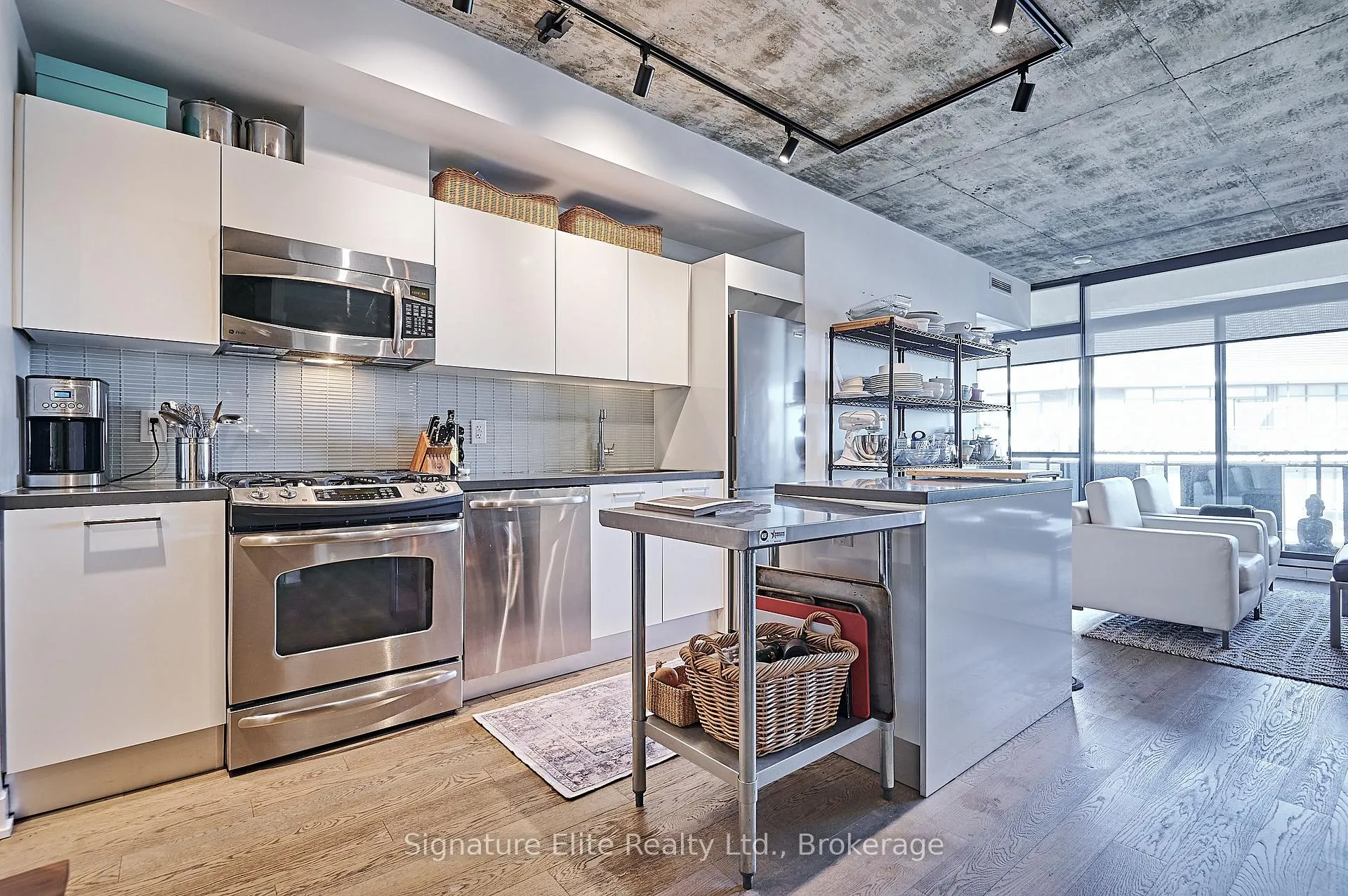 Front of Unit 1006, 319 Carlaw Avenue