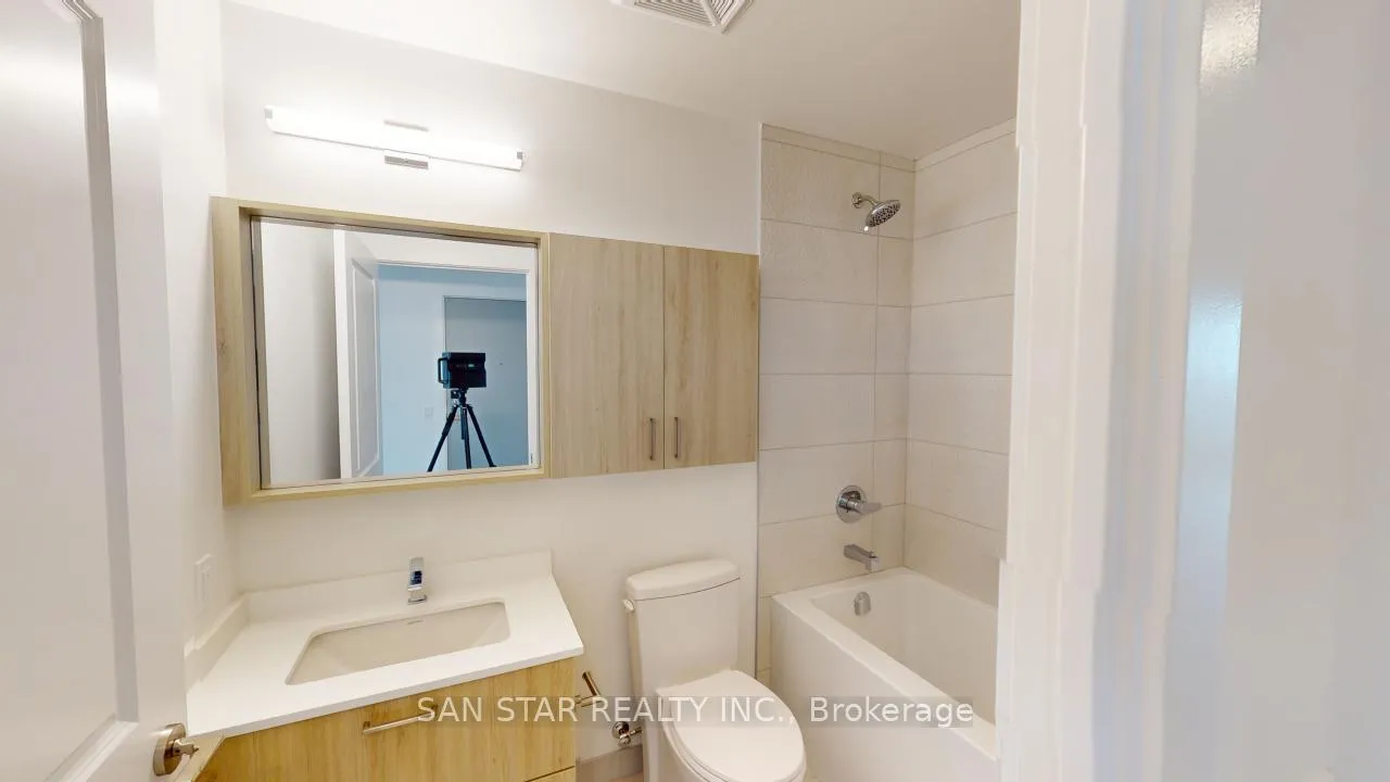 Photo 2 of Unit B-1012, 50 Upper Mall Way, Vaughan, Brownridge — HOMEH