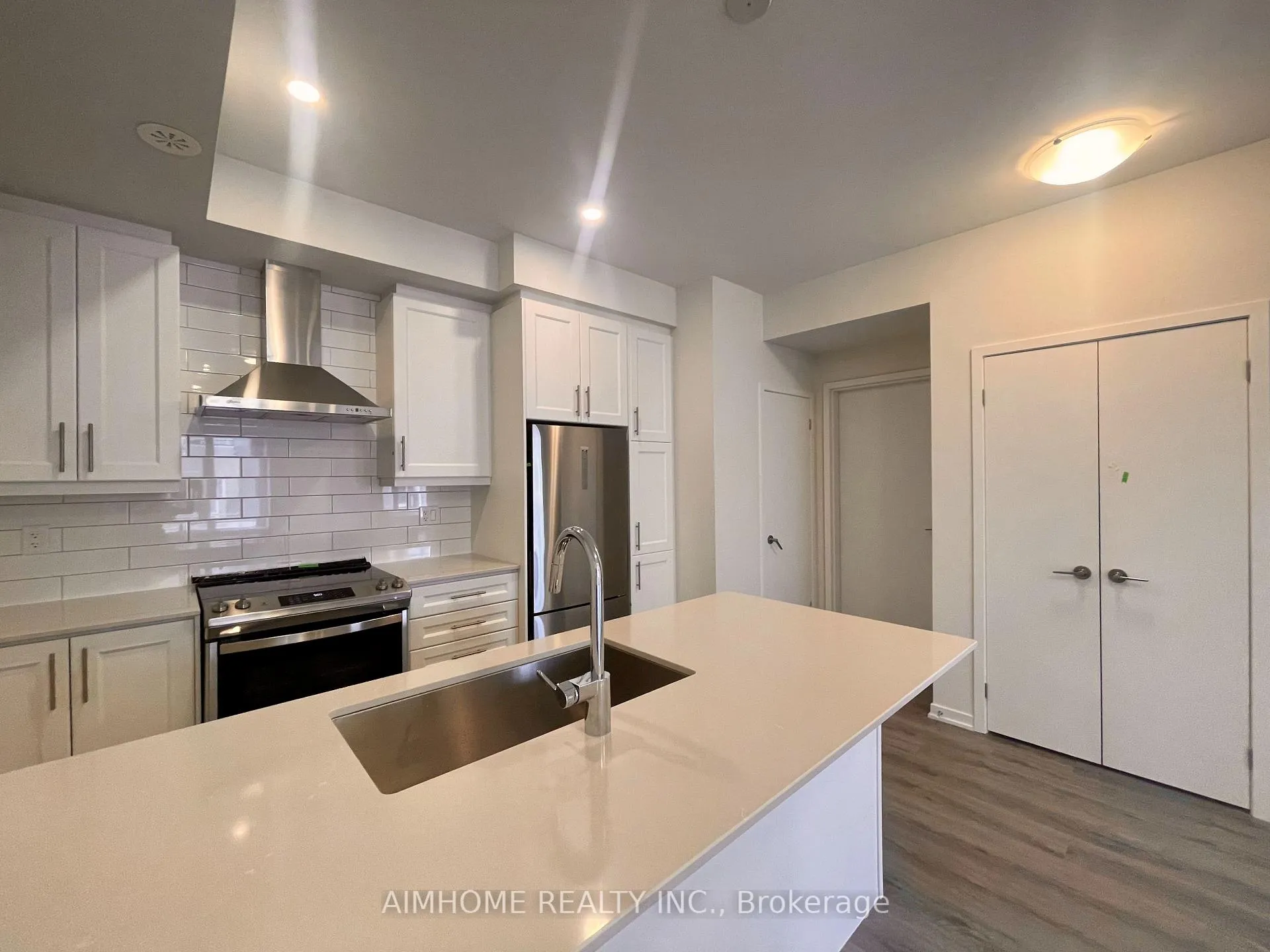 Photo 4 of Unit 218, 131 Honeycrisp Crescent, Vaughan, Vaughan Corporate Centre — HOMEH