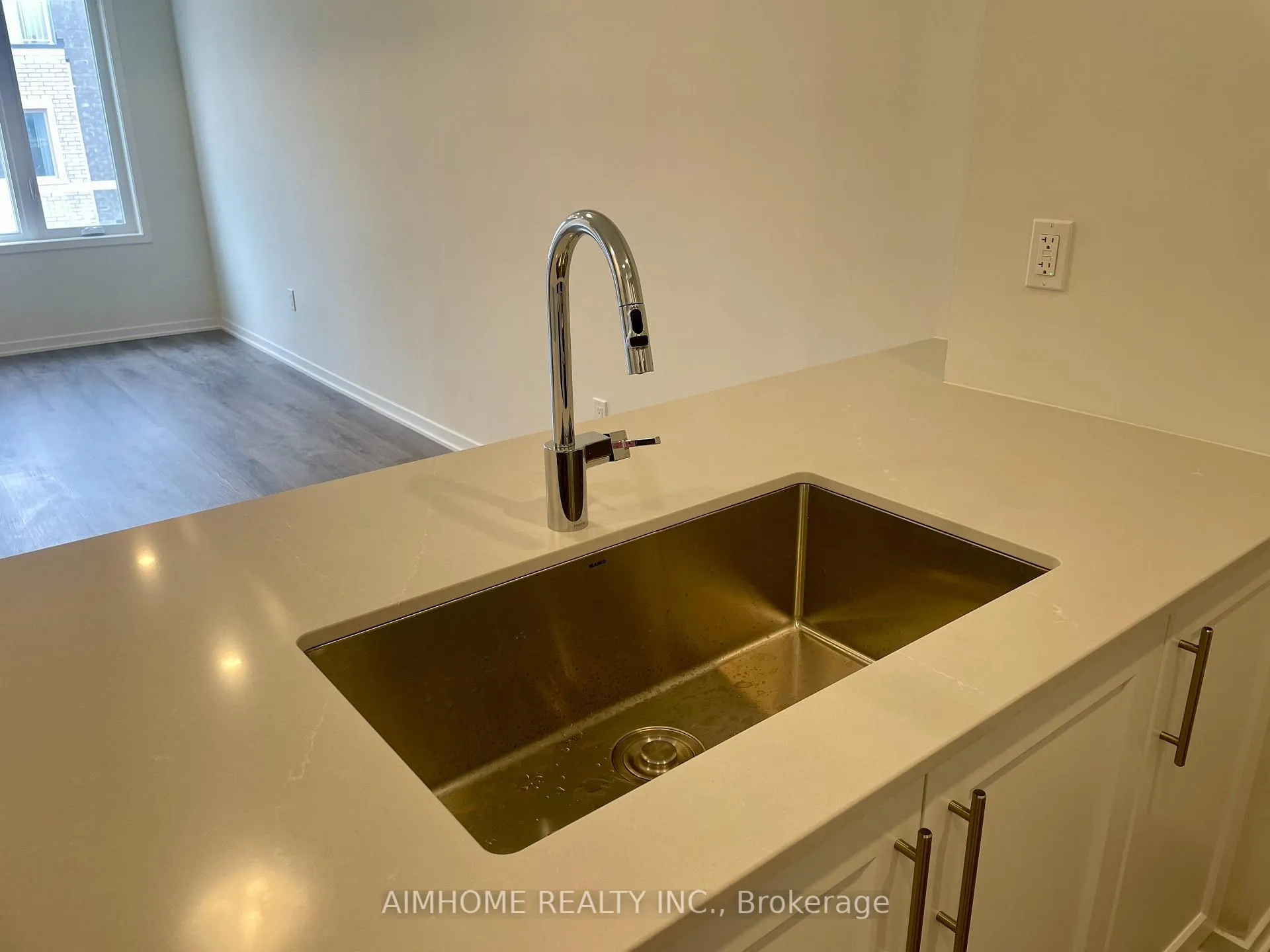 Photo 5 of Unit 218, 131 Honeycrisp Crescent, Vaughan, Vaughan Corporate Centre — HOMEH