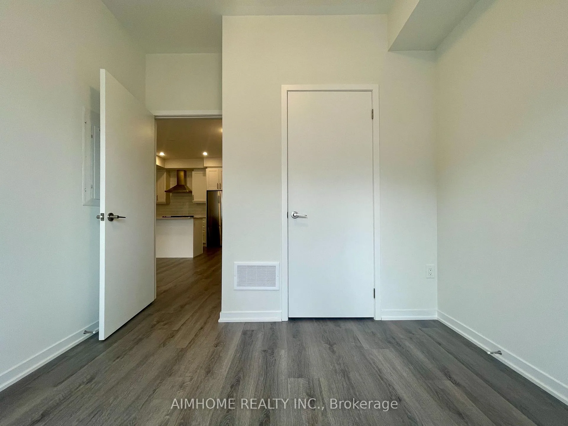 Photo 8 of Unit 218, 131 Honeycrisp Crescent, Vaughan, Vaughan Corporate Centre — HOMEH