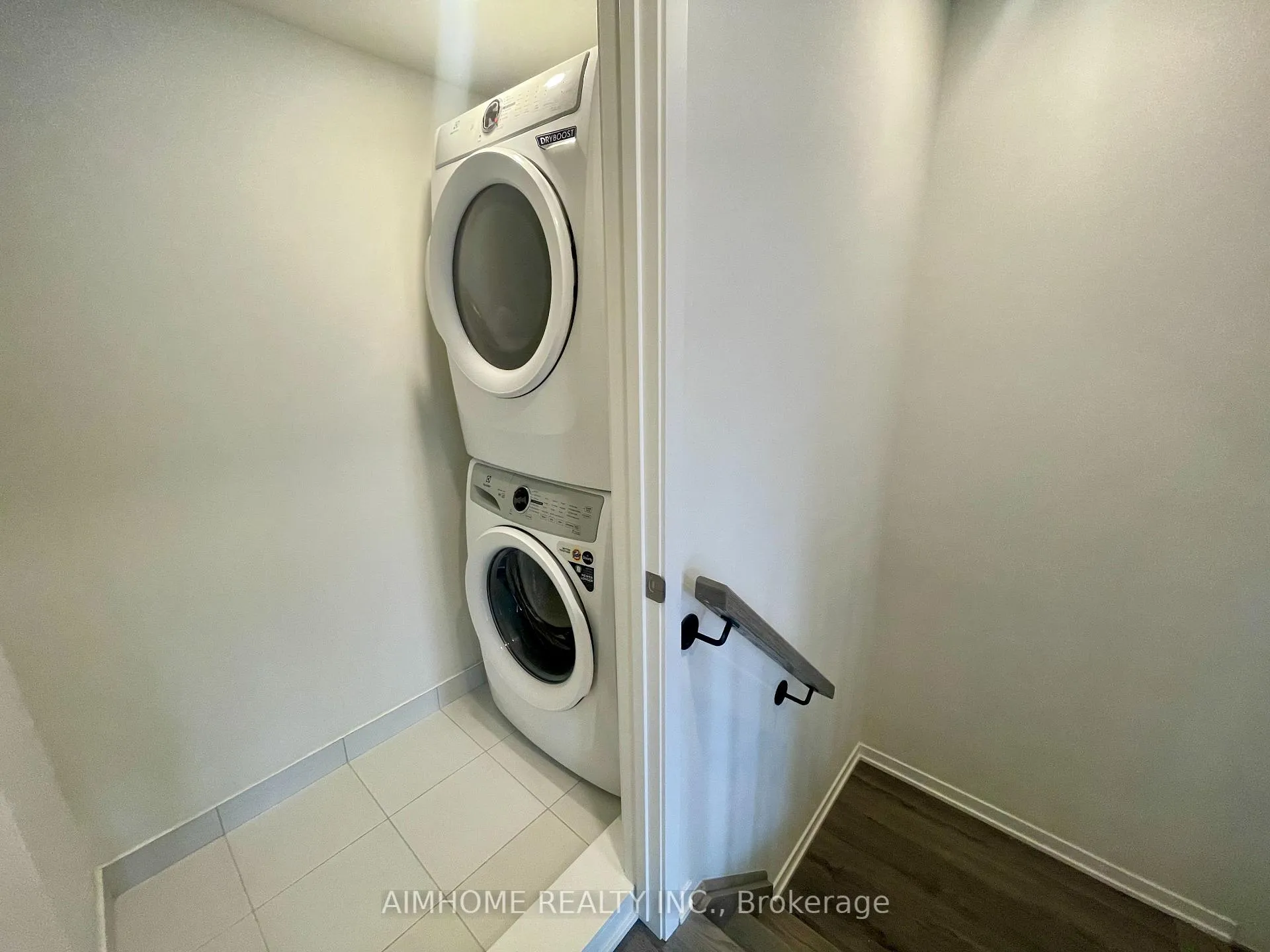 Photo 9 of Unit 218, 131 Honeycrisp Crescent, Vaughan, Vaughan Corporate Centre — HOMEH
