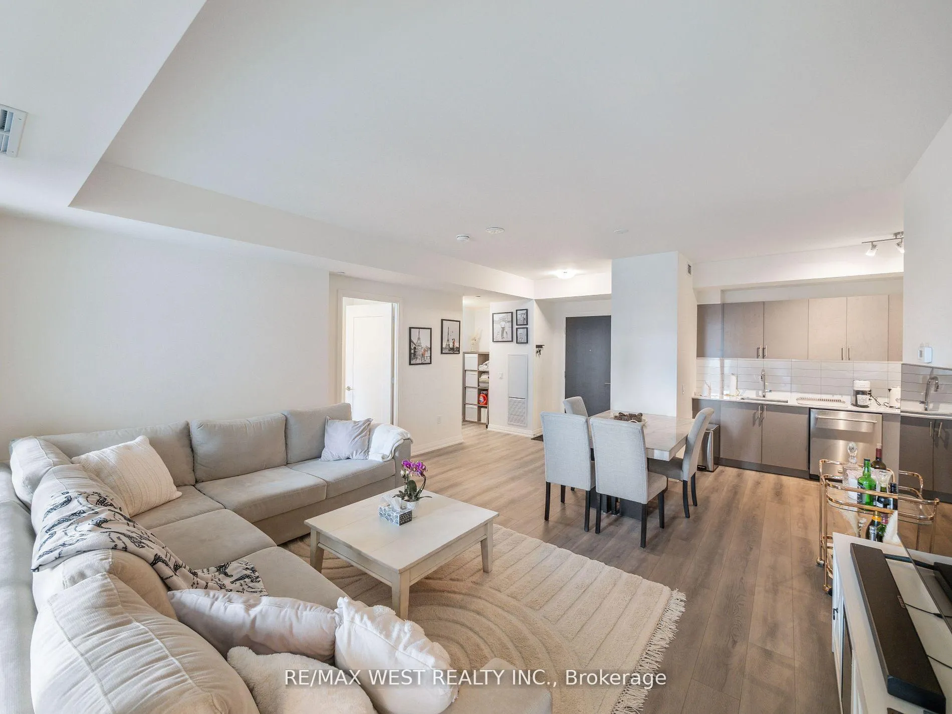 Photo 6 of Unit 411, 9000 Jane Street, Vaughan, Concord — HOMEH